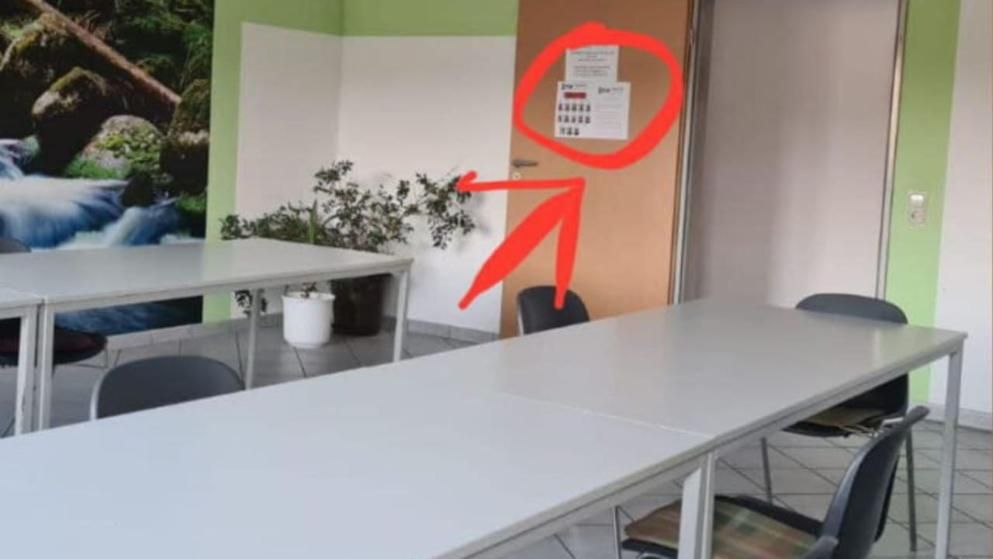 Der Aushang mit den Ungeimpften