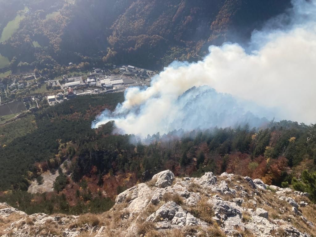 Der Waldbrand im Rax-Gebiet ist weiter nicht unter Kontrolle.