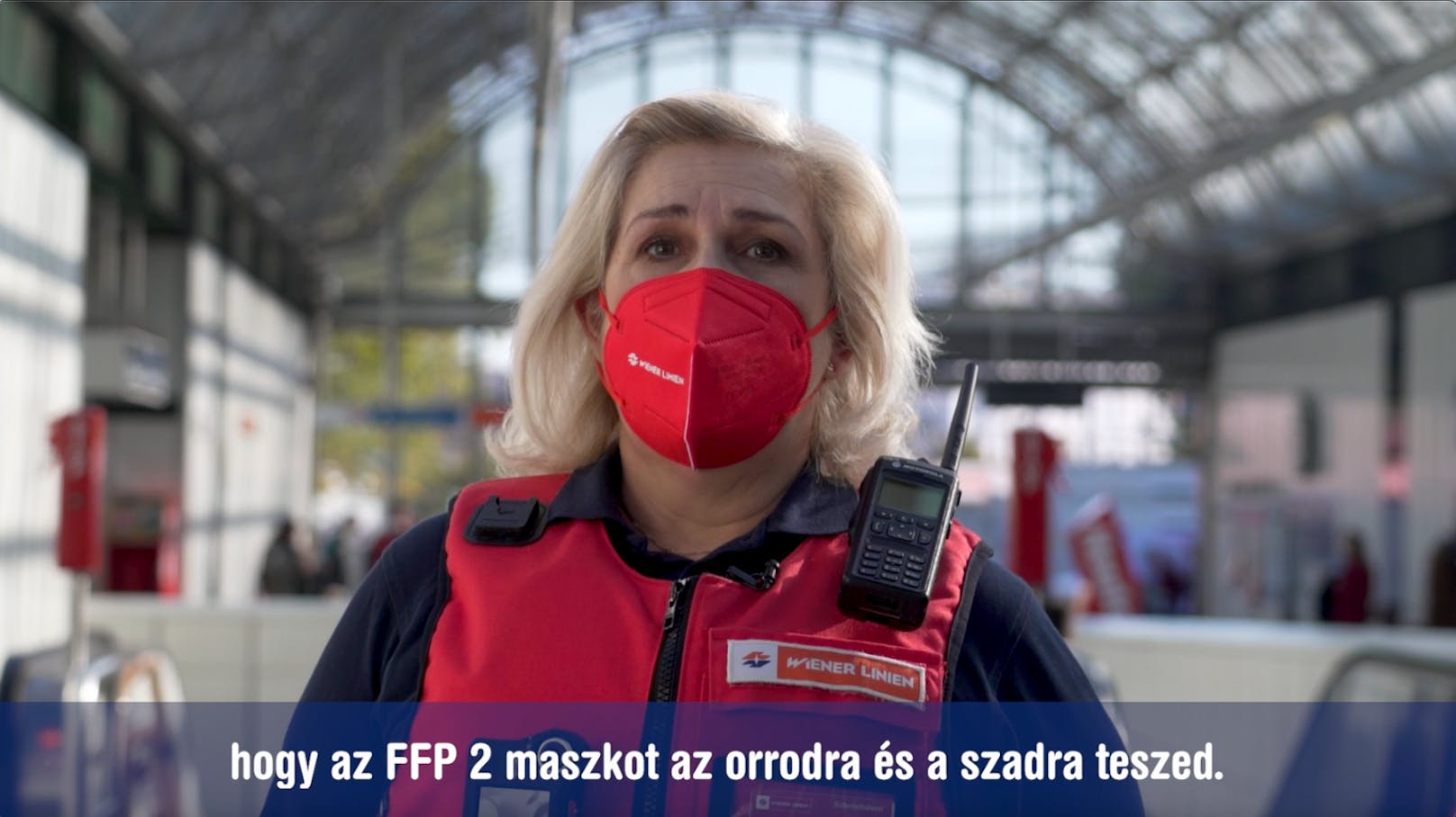 Kontrollore der Wiener Linien ersuchen die Fahrgäste auf Ungarisch, Türkisch, Farsi, Serbisch, Englisch und Wienerisch, FFP2-Masken zu tragen. Und zwar über Mund UND Nase.