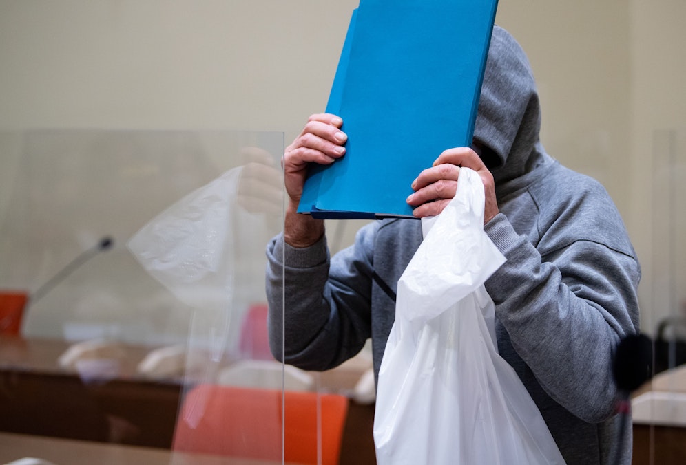 Horst B. erschien am 28. Oktober 2021 im grauen Kapuzenpullover zum ersten Prozesstag vor einem Gericht in München.