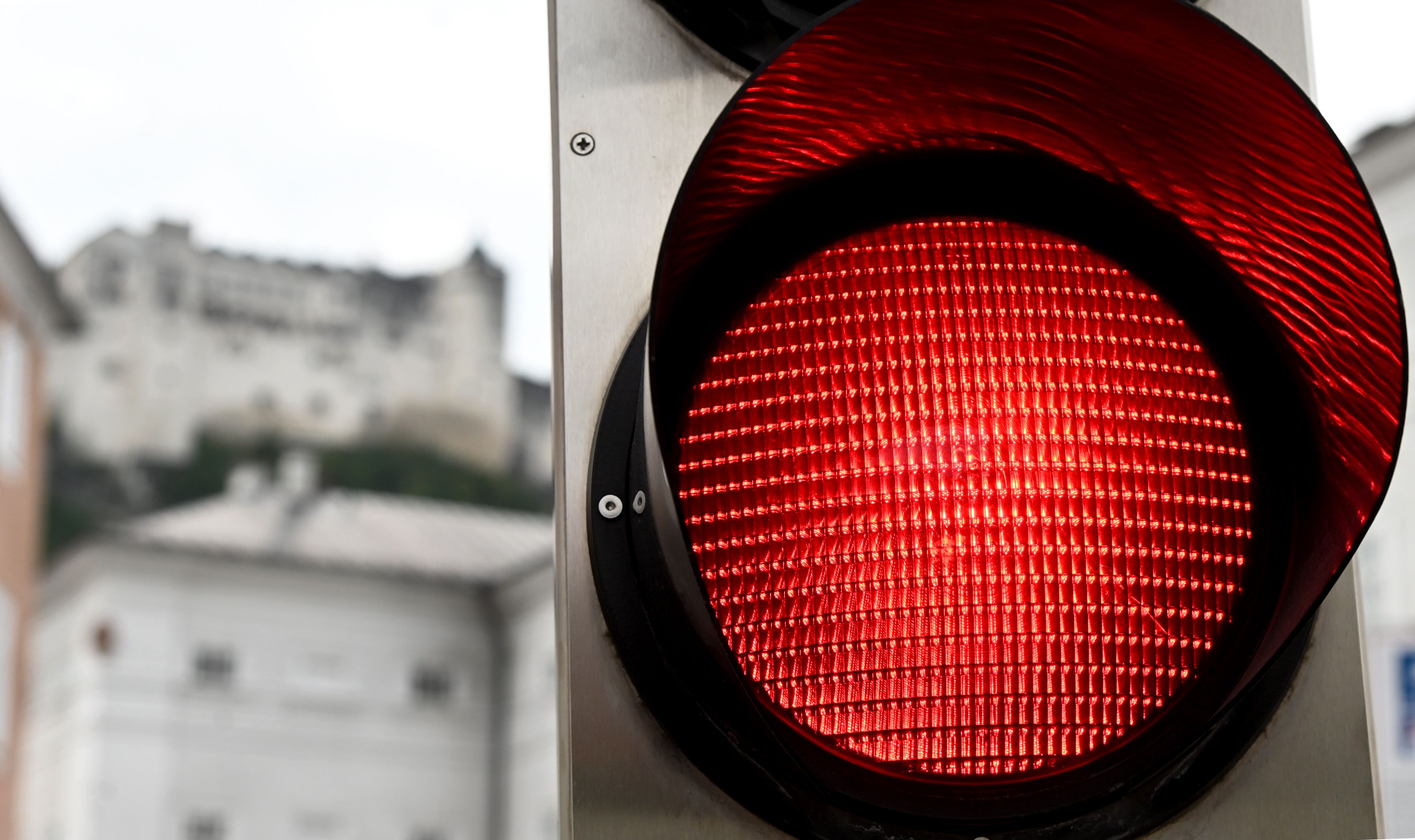 Alle Bundesländer außer Wien und Burgenland werden rot.