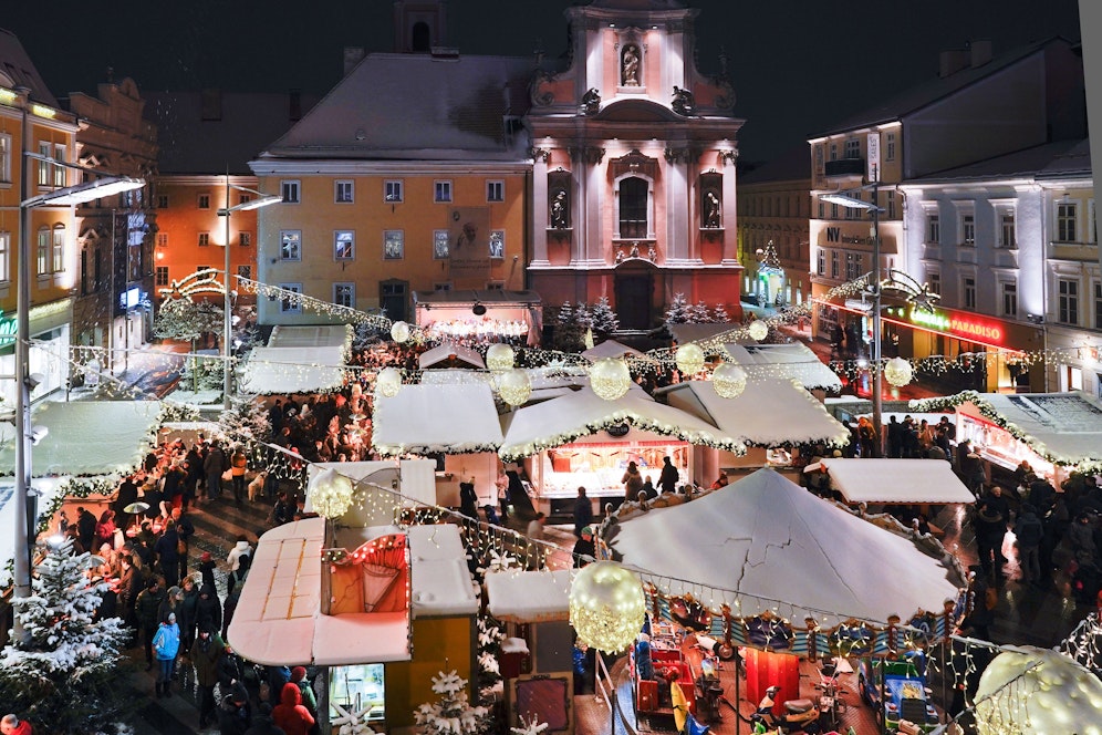 Der Christkindlmarkt am St. Pöltner Rathausplatz vor Corona.