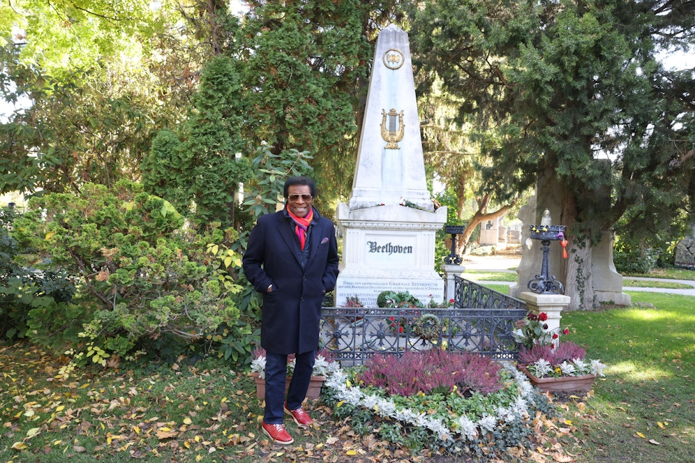 Schlagerstar Roberto Blanco wünscht sich, dass Komponist Ludwig van Beethoven exhumiert wird. 
