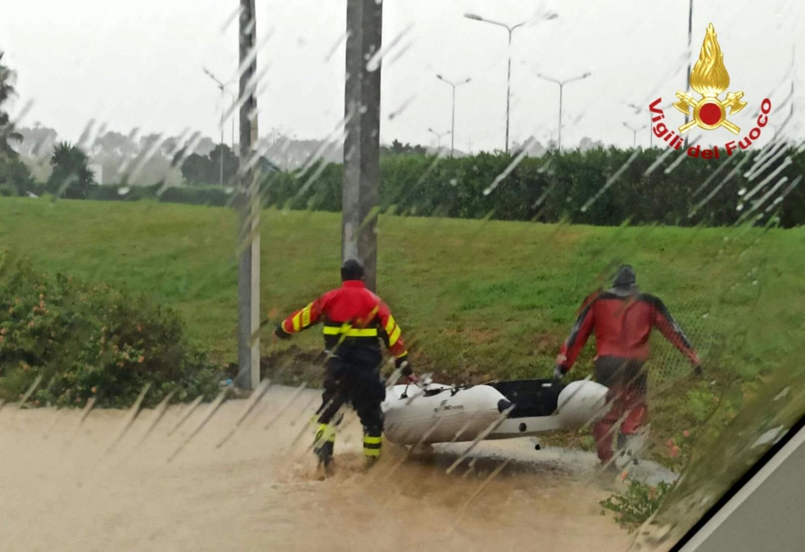 Nach den Unwettern auf Sizilien haben Rettungskräfte die Leiche einer vermissten Frau geborgen.