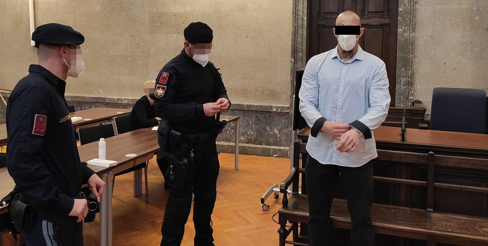 Die Tattoos des Angeklagten wurden vor dem Prozess abgedeckt.