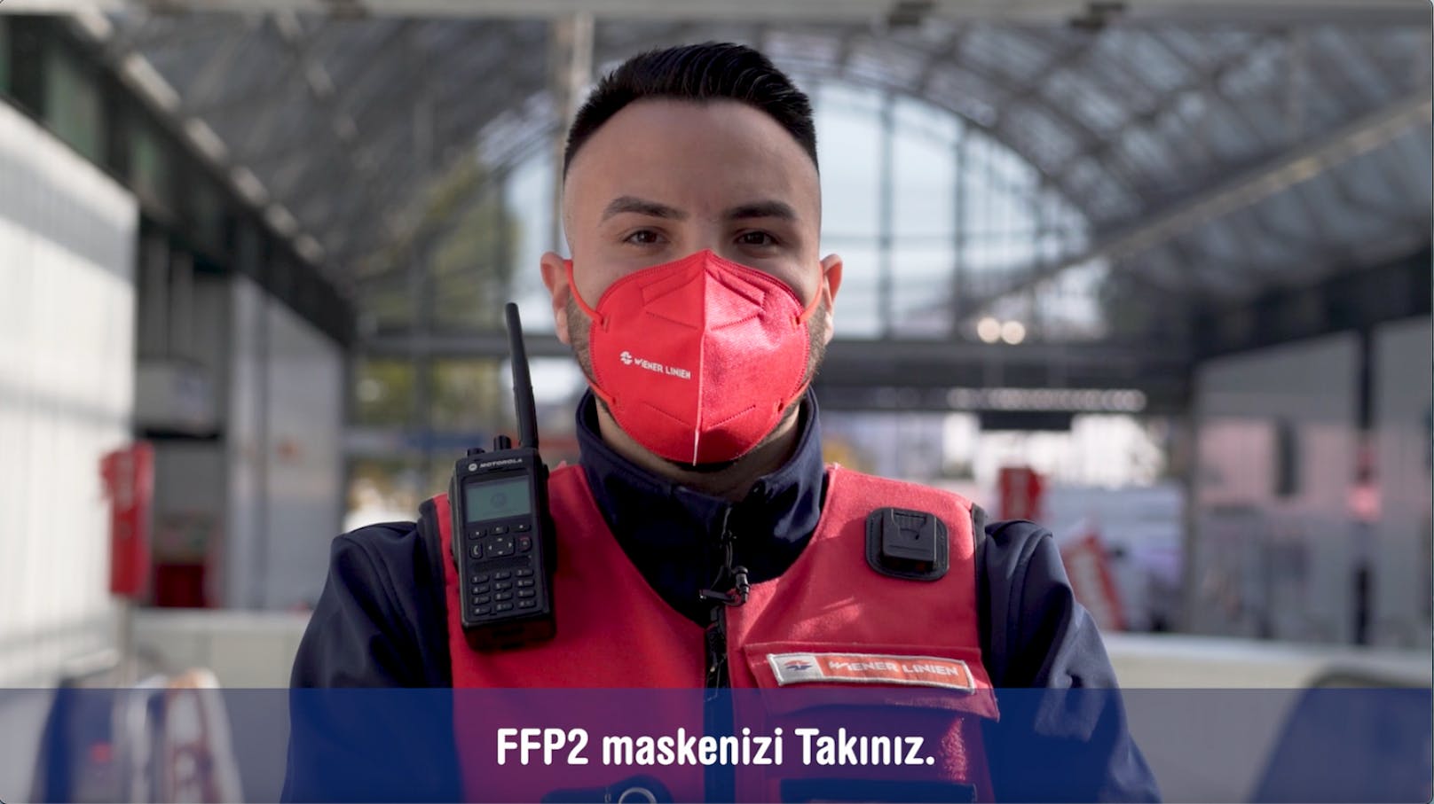 Kontrollore der Wiener Linien ersuchen die Fahrgäste auf Ungarisch, Türkisch, Farsi, Serbisch, Englisch und Wienerisch, FFP2-Masken zu tragen. Und zwar über Mund UND Nase.