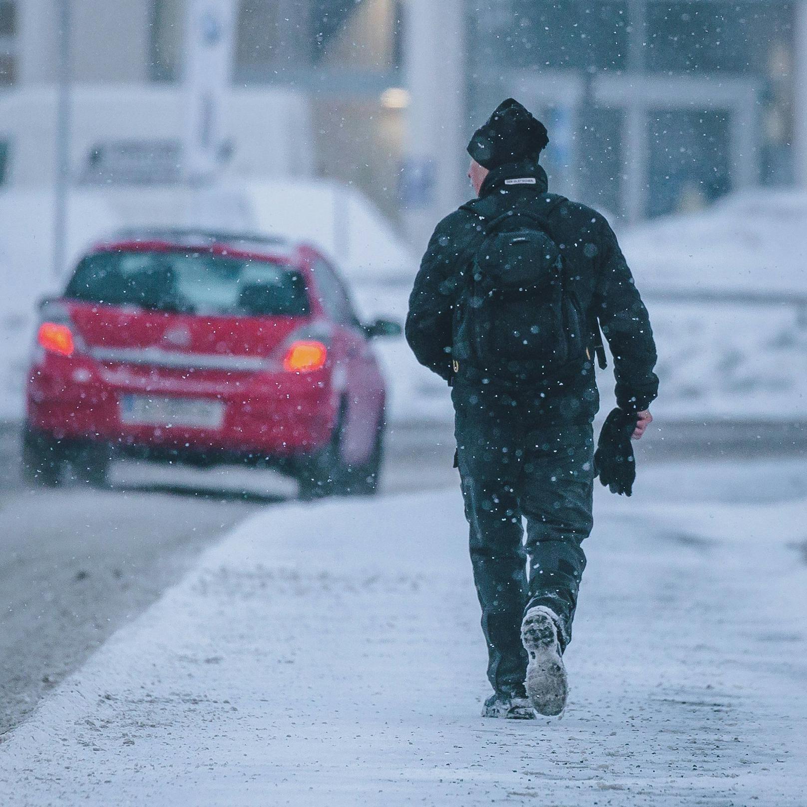 Ab 1. November sollte man ohne Winterreifen am Auto bei solcher Witterung lieber zu Fuß gehen – sonst droht Strafe!