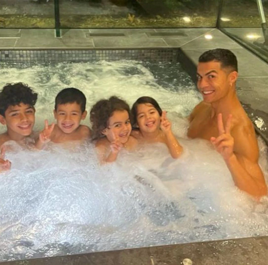 Ronaldo mit seinem Nachwuchs im Whirlpool.