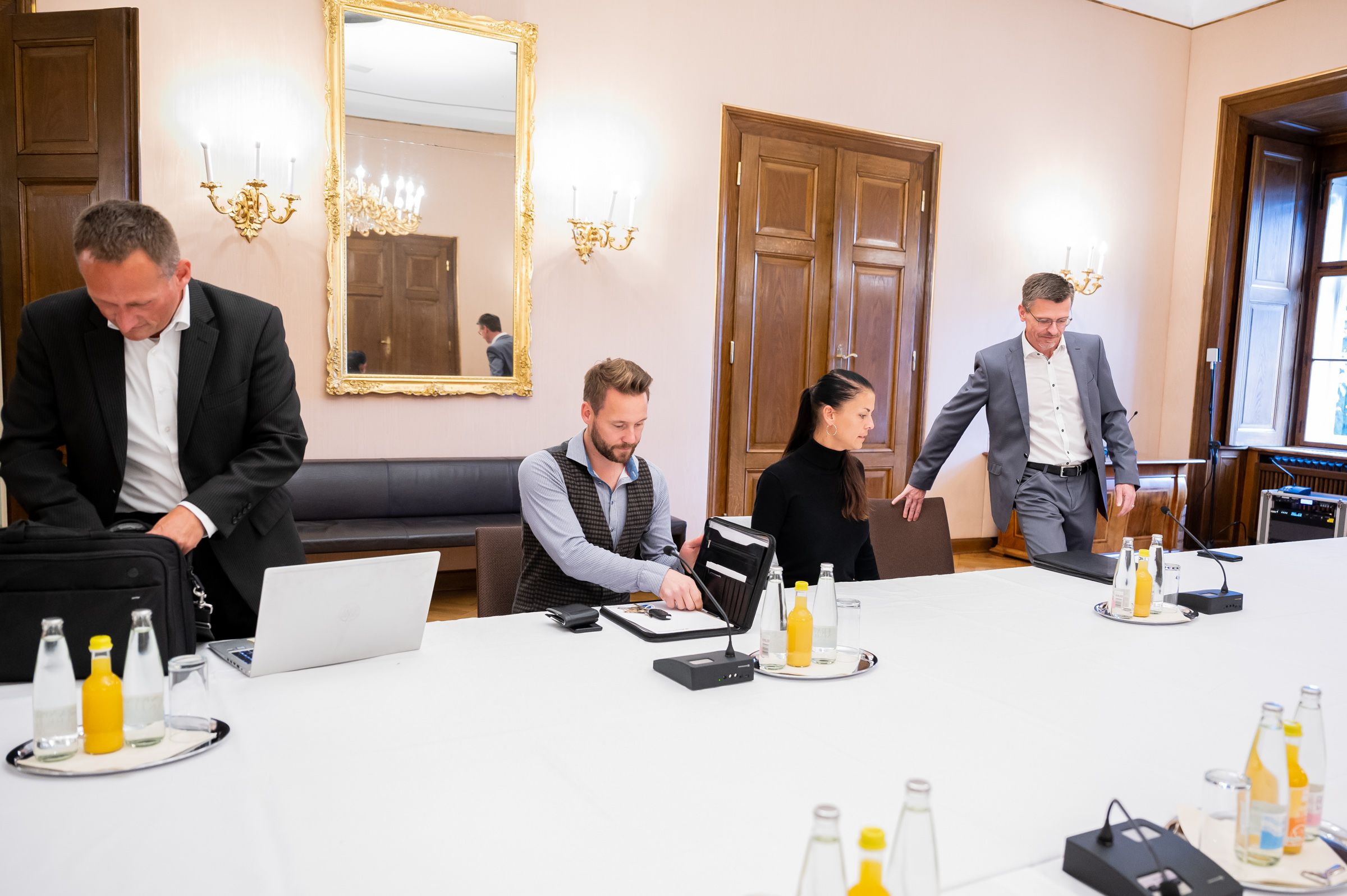 MFG-Spitzenkandidat Joachim Aigner (R.) mit seinen Team im Rahmen der Sondierungsgespräche zwischen der ÖVP und der MFG am Donnerstag, 30. September 2021 in Linz. Nicht im Bild: Klubdirektorin Angelika Zwicklhuber
