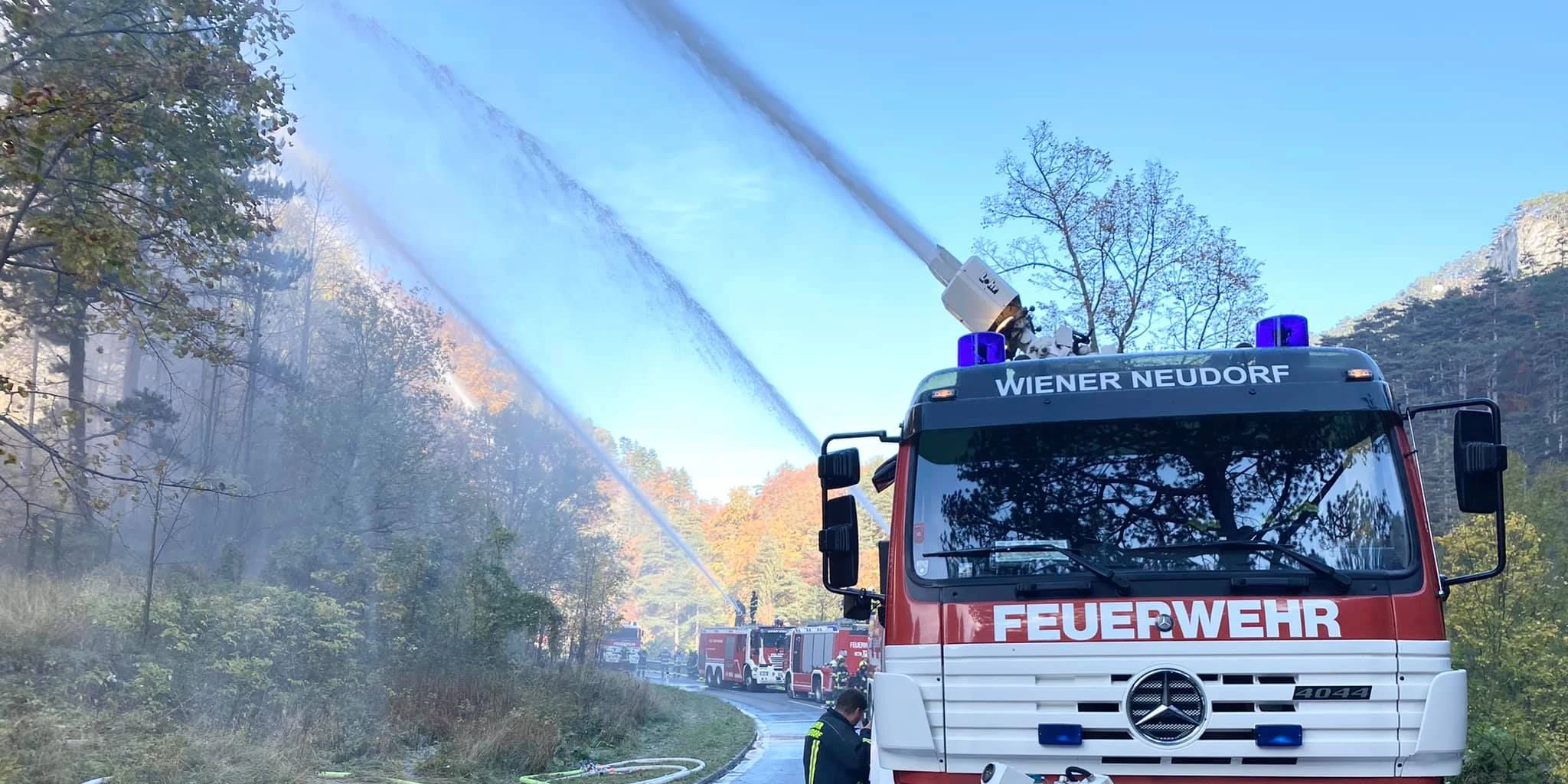 Die Wasserwerfer an der B27 im Einsatz.
