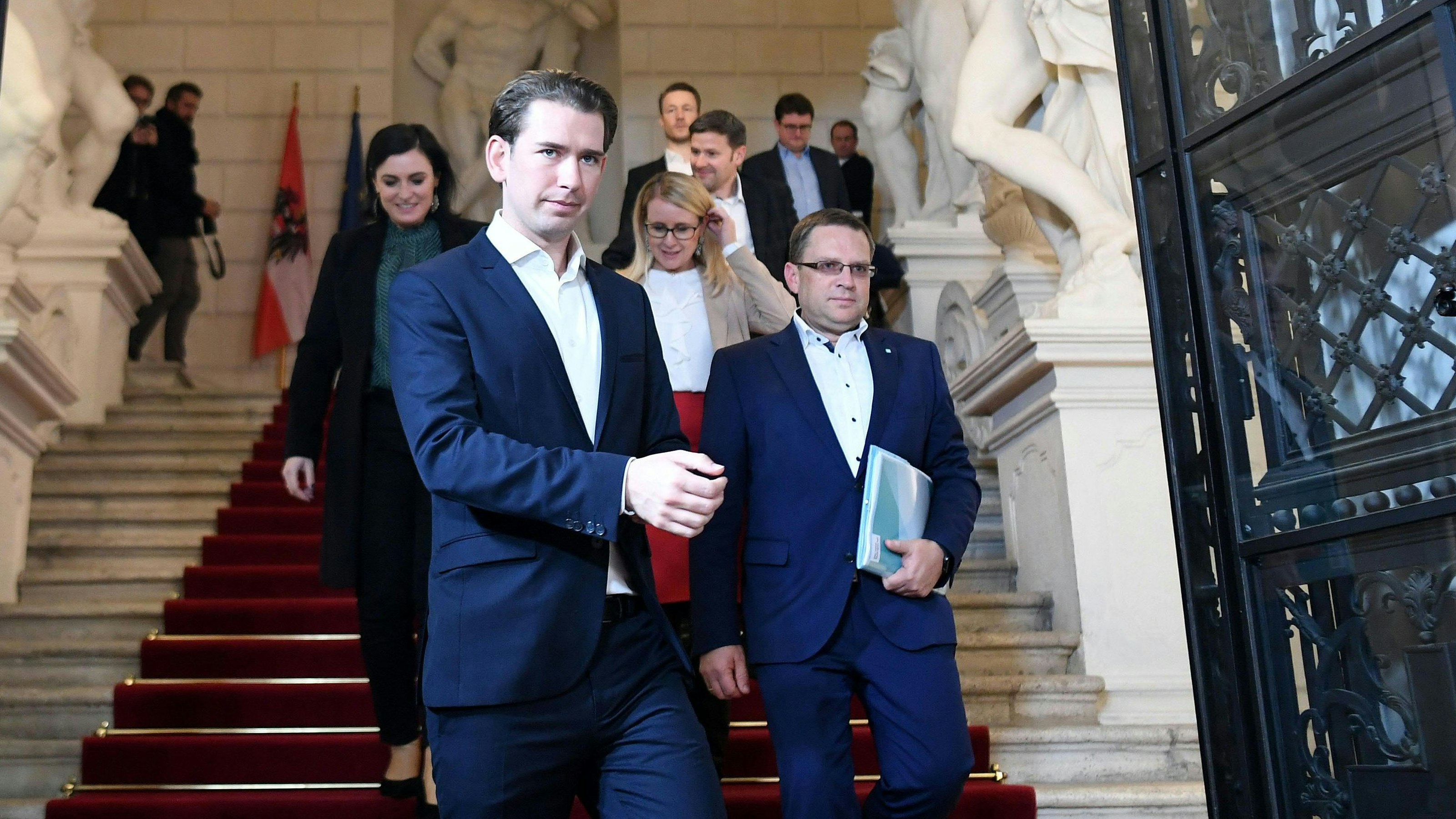 Könnte Sebastian Kurz wieder die Regierung übernehmen? Finanzminister Blümel sieht darin "kein Problem".