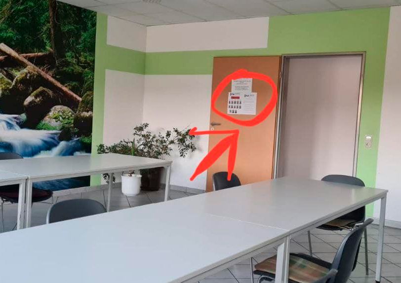 Mitarbeiter ohne vollständigem Impfschutz wurden auf einem Aushang im Pausenraum mit Namen und Bild geoutet.