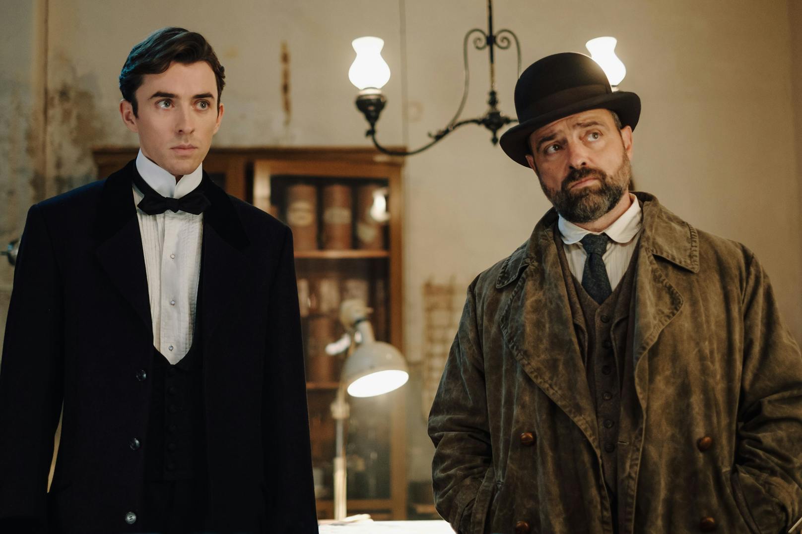 Matthew Beard und Juergen Maurer in "Vienna Blood", "Die schwarze Feder." Ein Straßenkind findet die Leiche eines zu Tode gefolterten Mannes. Seine Identität erweist sich als gefälscht. 