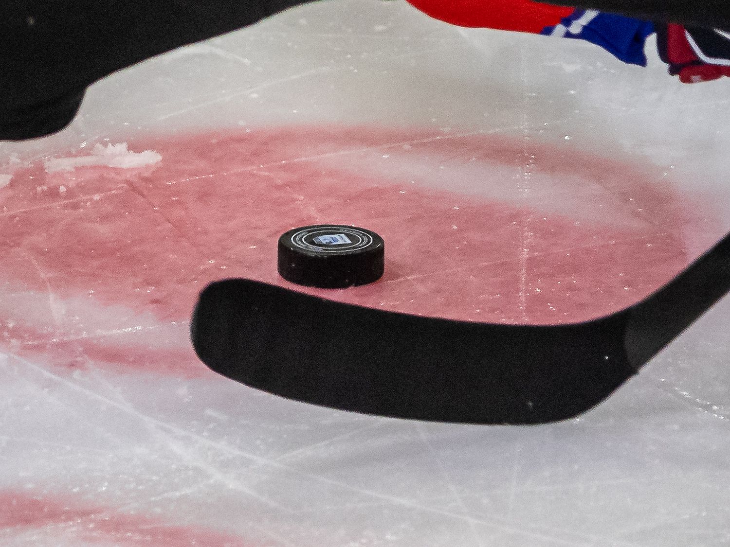 Ein Bratislava-Spieler ist auf dem Eis zusammengebrochen. 