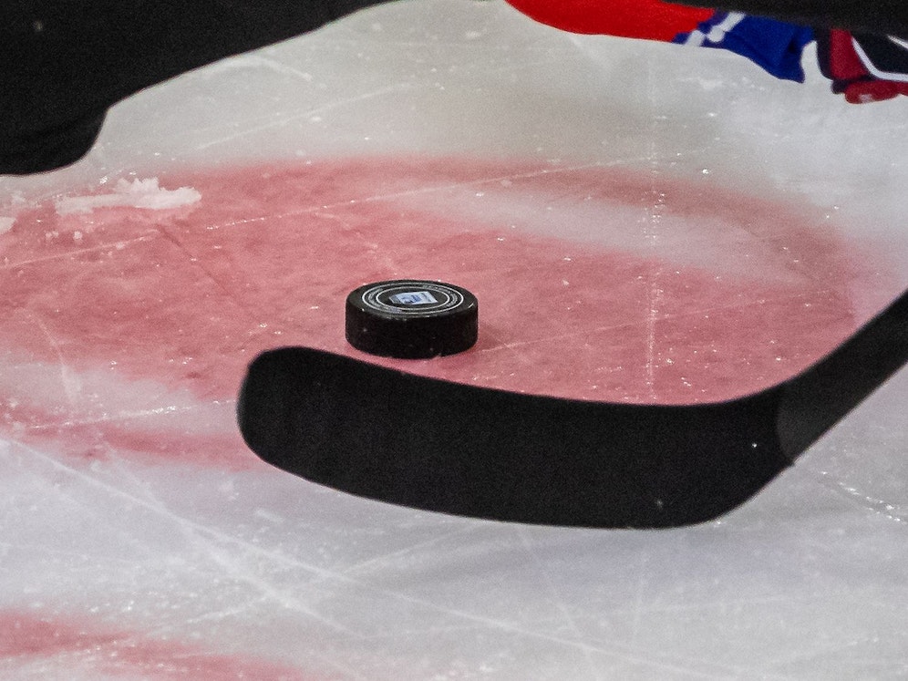 Ein Bratislava-Spieler ist auf dem Eis zusammengebrochen. 