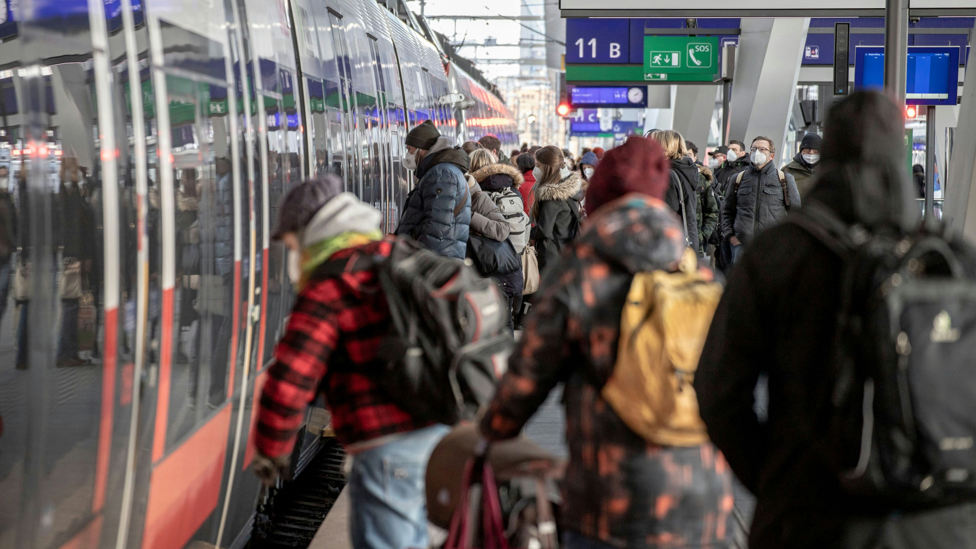Download von www.picturedesk.com am 29.10.2021 (11:22).  Aufgrund der auslaufenden Notvergabe, die seitens der Regierung aufgrund der Coronapandemie zur Aufrechterhaltung des Bahnverkehrs gewährt wurde, werden Zugintervalle wieder verlängert. Im Bild: Passagiere befinden sich auf dem Bahnsteig am Wiener Hauptbahnhof vor einer Zuggarnitur. Aufgrund des Coronavirus tragen alle Fahrgäste einen Mund-Nasen-Schutz. Wien, Österreich. Februar 2021 // Due to the running out government emergency financial support, the austrian railways extend the train intervals. Picture: Passengers waiting on the train platform at the Vienna train mainstation in front of a waggon. Due to the coronavirus situation they are wearing a mouth-nose-protection. Vienna, Austria. February 2021 - 20210212_PD8058 - Rechteinfo: Rights Managed (RM)