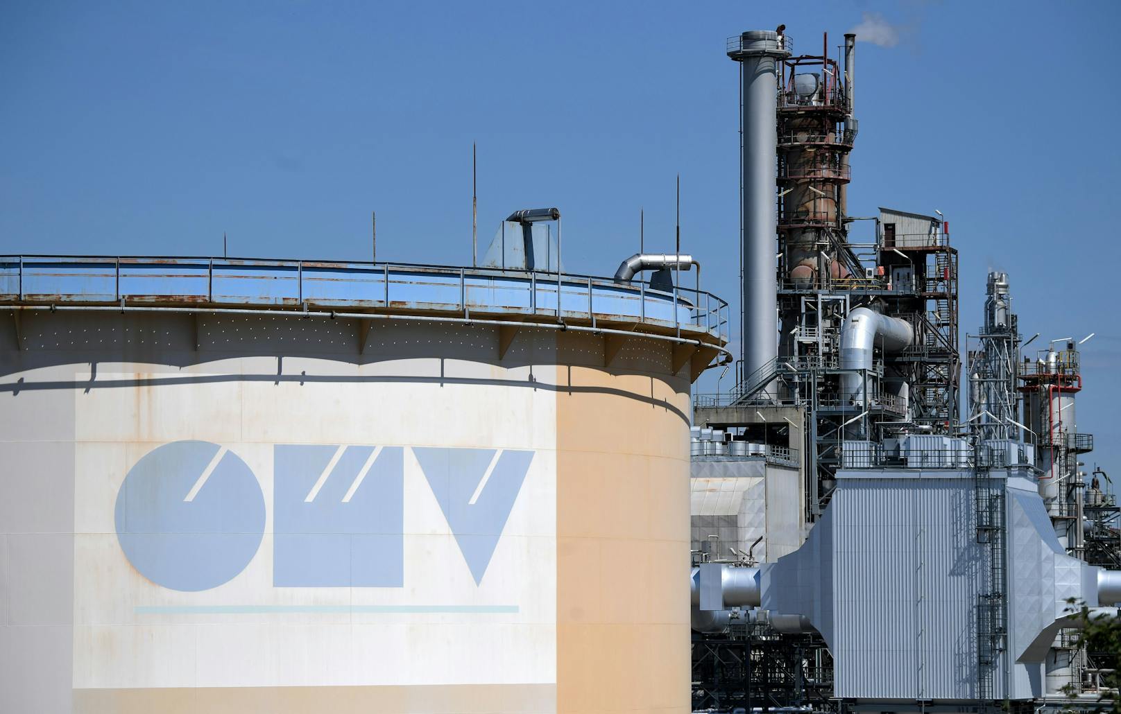 Ein Blick auf Anlagen der OMV-Raffinerie in Schwechat