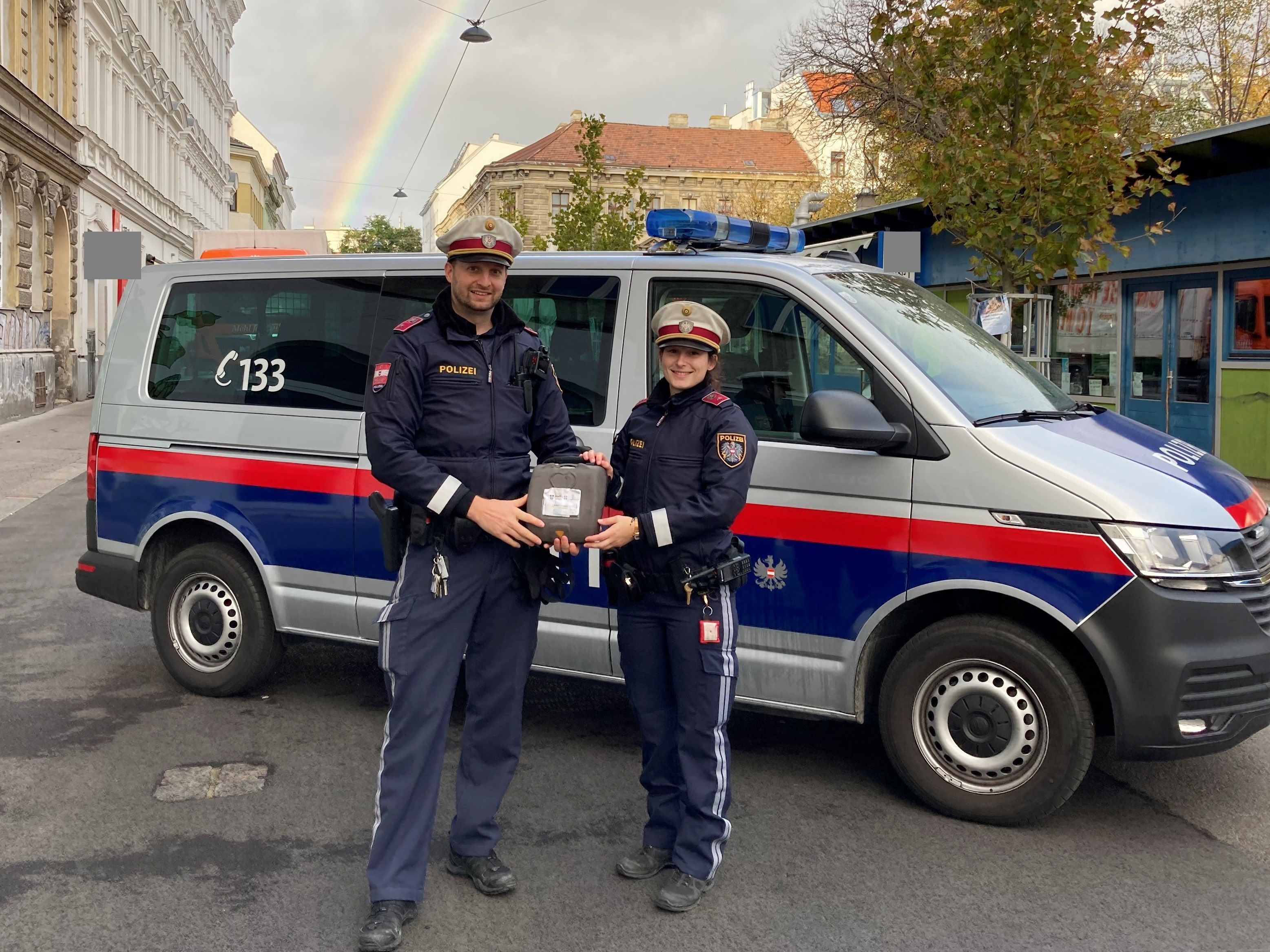 Ein Polizist und eine Polizistin von der Inspektion Brunnengasse wurden zu Lebensrettern.