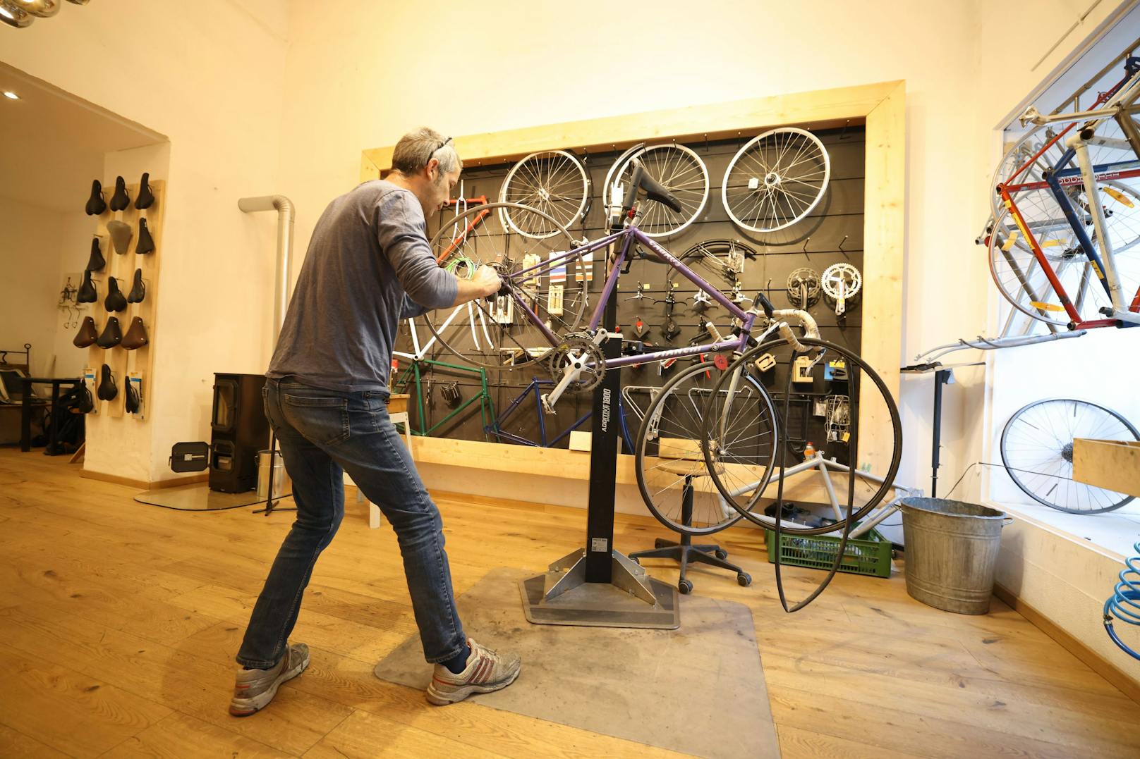 Reanimated Bikes: Peter verwandelt seit 2010 Radleichen in Schmuckstücke.