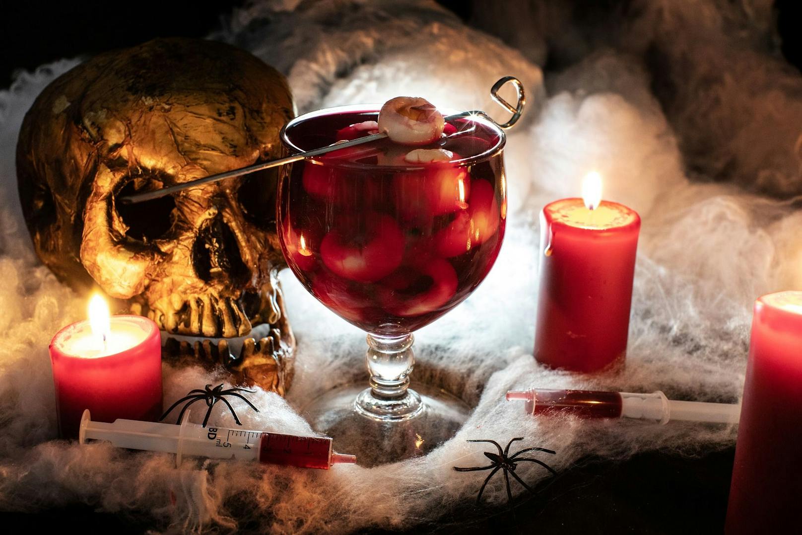 Blut und Augäpfel, die perfekten Zutaten für einen schaurigen Halloween-Cocktail.