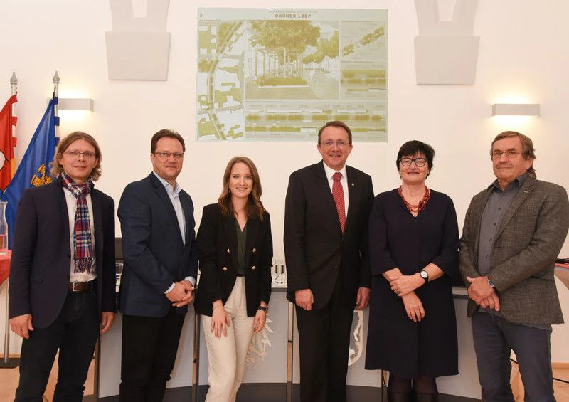 Stadler (Mitte) bei der Präsentation der Pläne.