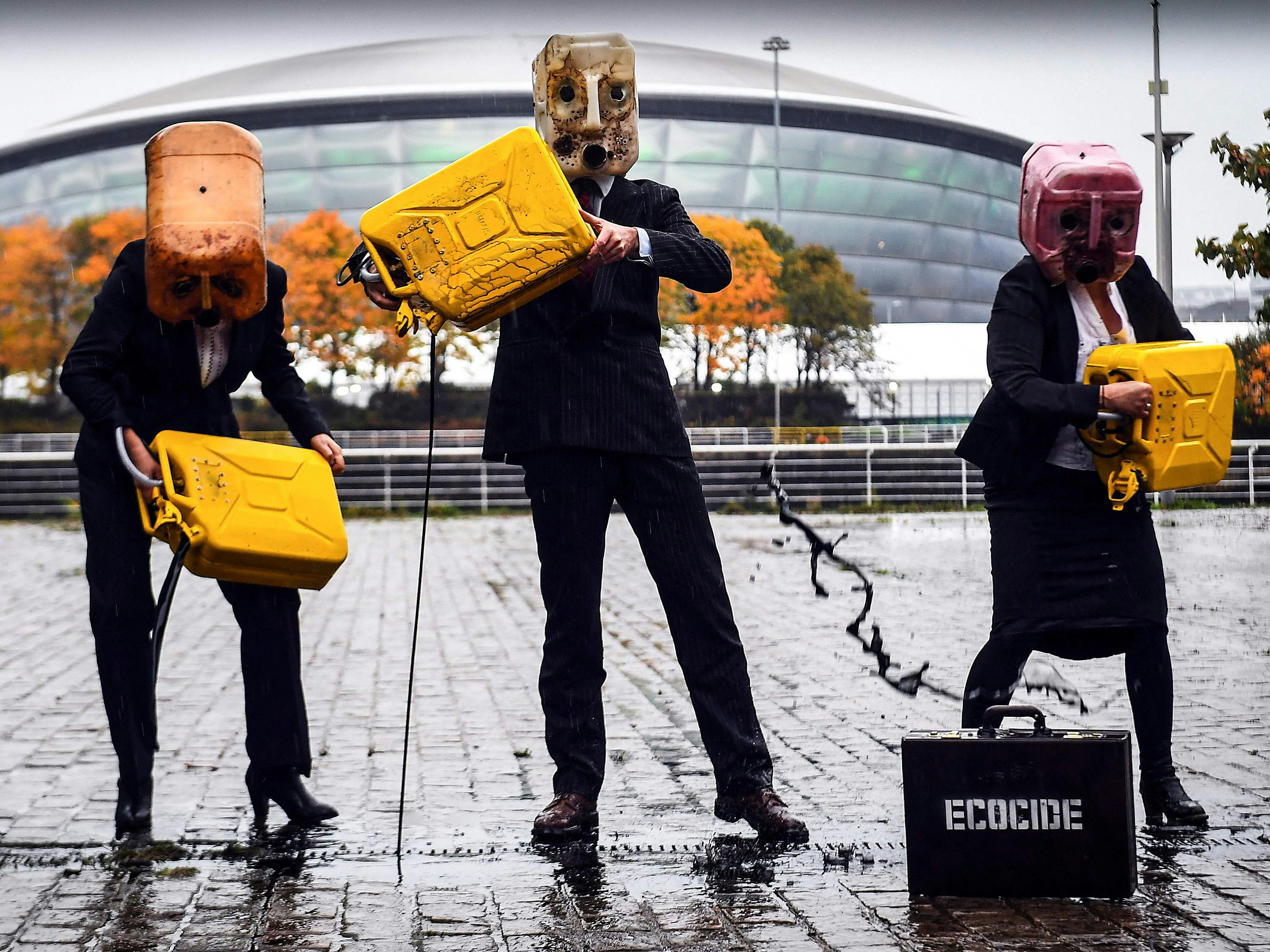 Download von www.picturedesk.com am 29.10.2021 (14:49).  Activists from Ocean Rebellion pour fake oil in front of the COP26 venue in Glasgow on October 29, 2021 ahead of the start of the climate summit. (Photo by Andy Buchanan / Digital / AFP) - 20211029_PD2551 - Rechteinfo: Rights Managed (RM) Nur für redaktionelle Nutzung! Werbliche Nutzung erfordert Freigabe: bitte schicken Sie uns eine Anfrage.