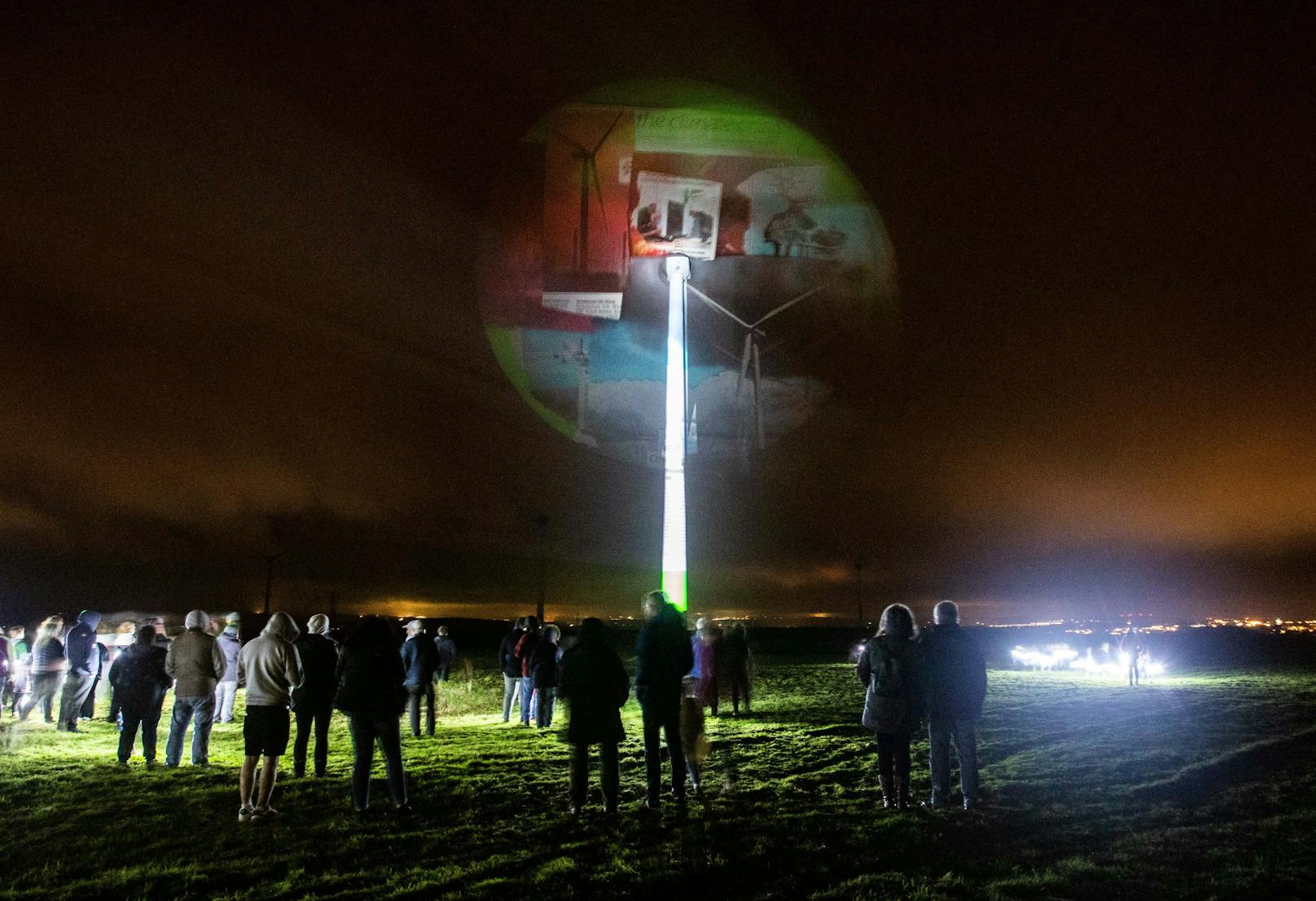 Botschaft an die COP26-Delegierten, alles zur Lösung der Klimakrise zu unternehmen. Eine Lichtinszenierung des renommierten Künstlers Luke Jerram wurde auf eine Windkraftanlage in Delabole in Cornwall&nbsp;projiziert.
