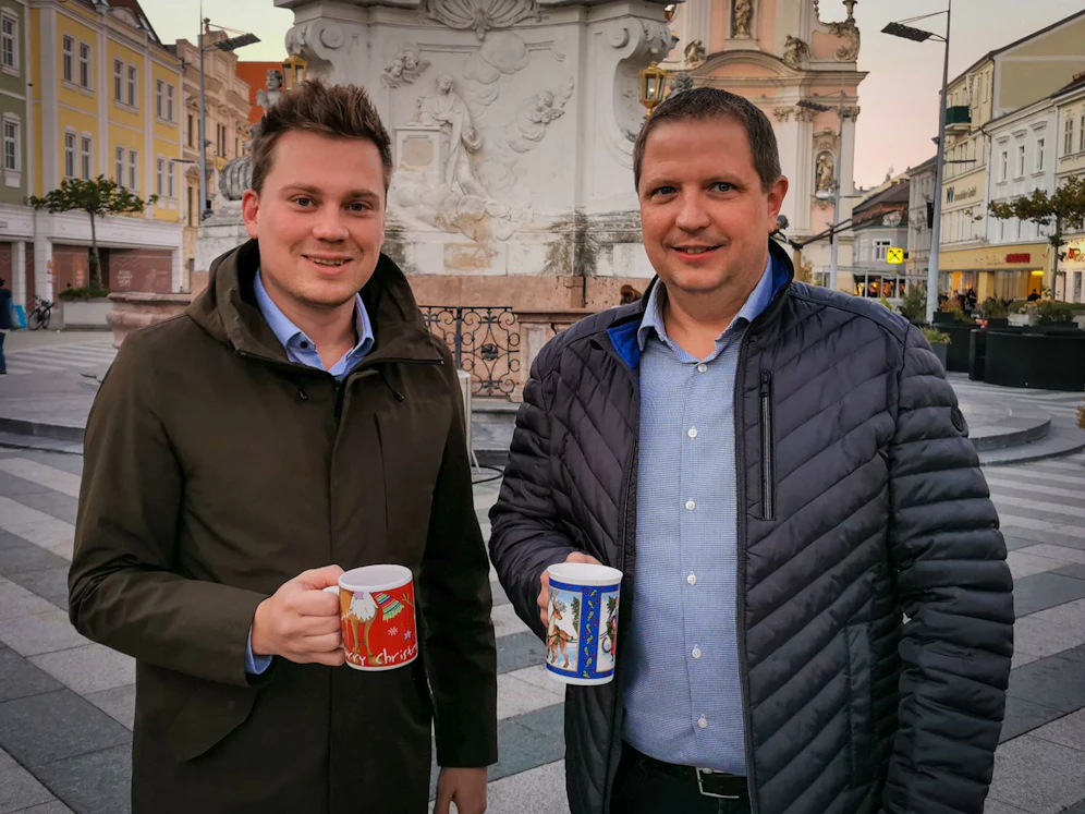 Krumböck und Burger mit leeren Häferl am leeren Rathausplatz.