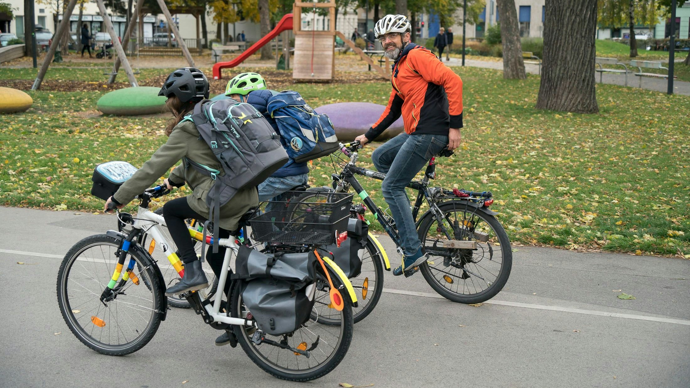 Papa Christoph Burgstaller und seine Kinder Jonas (9) und Maria (11) sind wahre Alltagshelden.