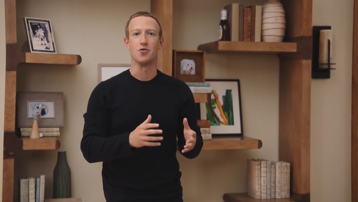 Mark Zuckerberg, ganz bestimmt kein Echsenmensch, unterstreicht das mit einer Flasche BBQ-Sauce in seinem Bücherregal.