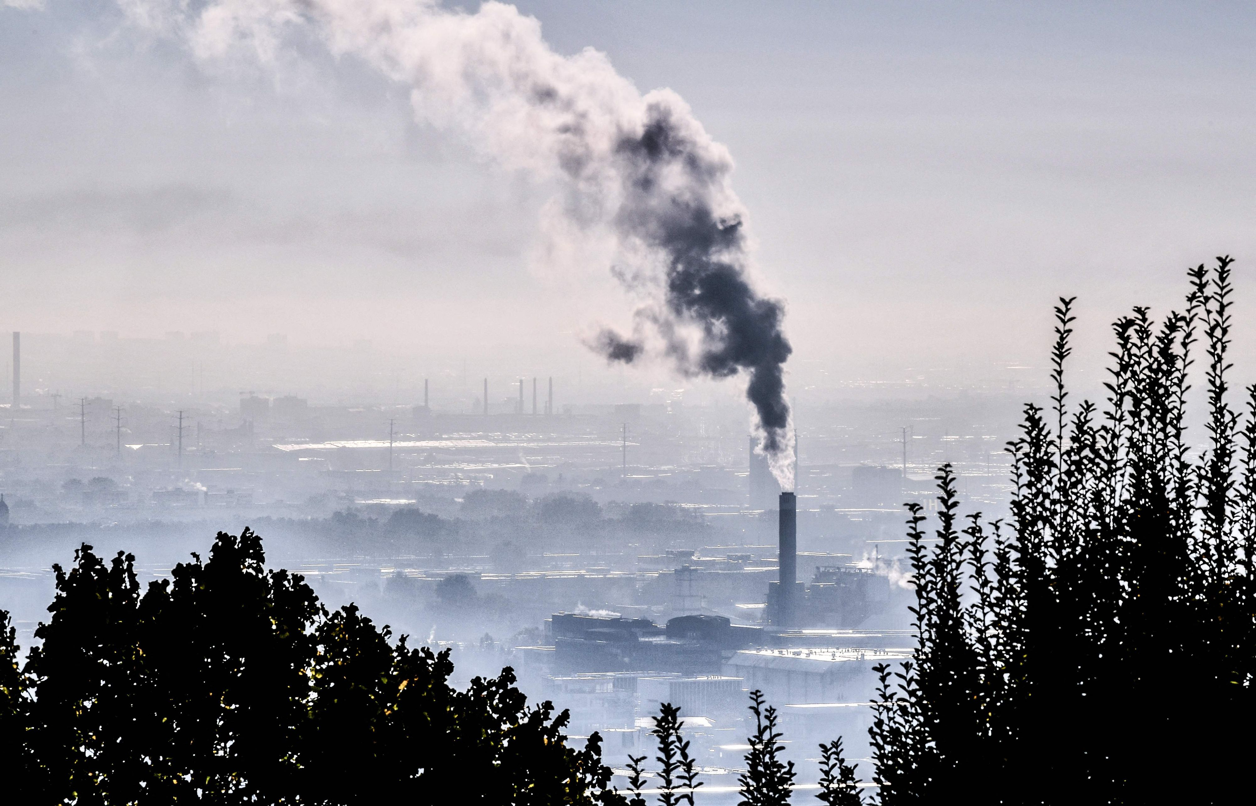 Download von www.picturedesk.com am 29.10.2021 (14:56).  TOPSHOT - This general view shows a haze of pollution over Lyon, south-eastern France on October 15, 2021. - A crunch UN climate meeting (COP26) which is scheduled to be held in Glasgow next month will look to accelerate global action to meet the Paris Agreement goals of capping global warming at "well below" two degrees Celsius from preindustrial levels, preferably under 1.5C. (Photo by PHILIPPE DESMAZES / AFP) - 20211015_PD2735 - Rechteinfo: Rights Managed (RM) Nur für redaktionelle Nutzung! Werbliche Nutzung erfordert Freigabe: bitte schicken Sie uns eine Anfrage.