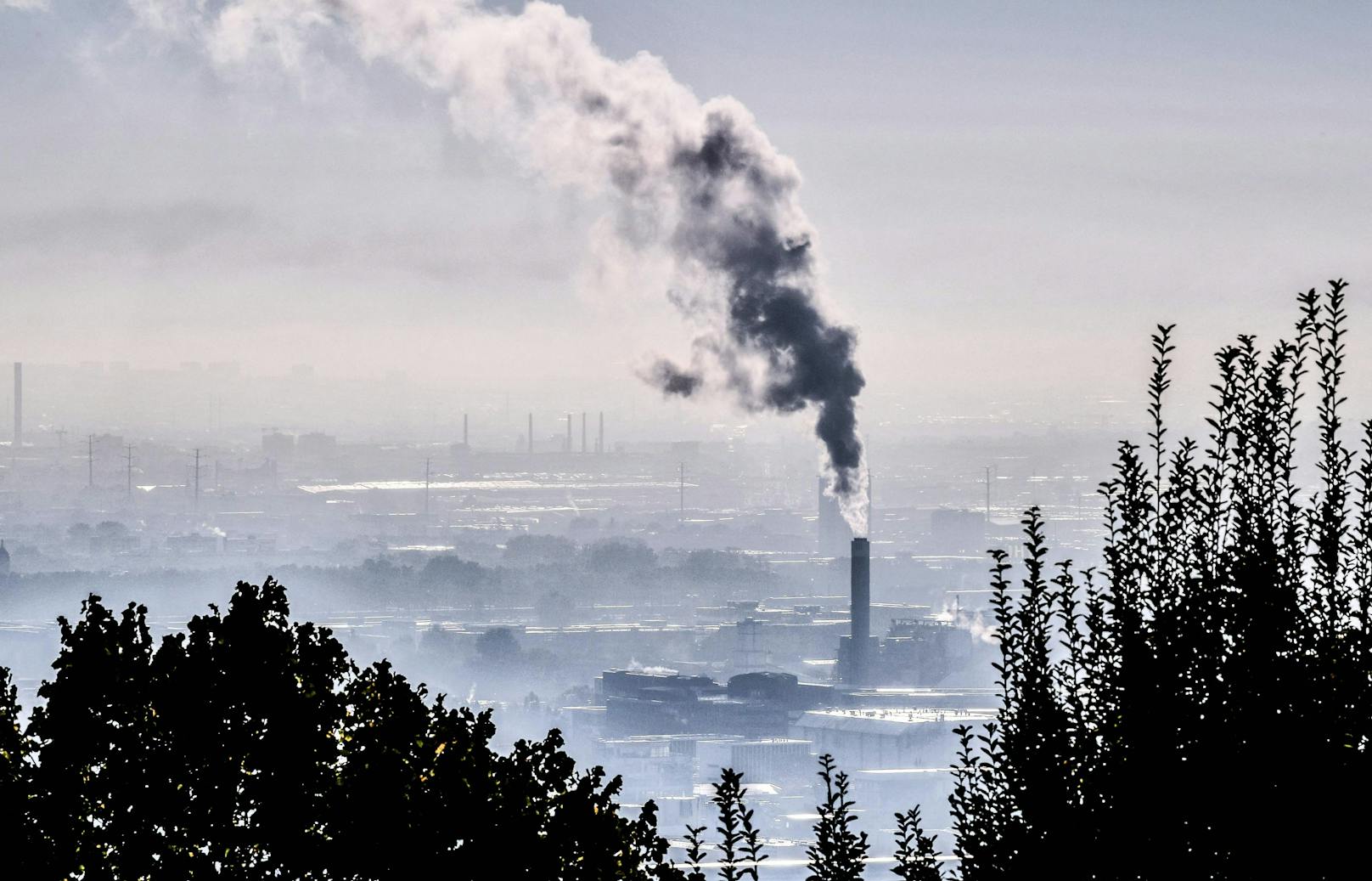 Dunst der Umweltverschmutzung. Damit die globale Klimakrise beherrschbar bleibt, muss die Erderhitzung deutlich unter zwei Grad gegenüber dem&nbsp;vorindustriellen Niveau begrenzt werden.