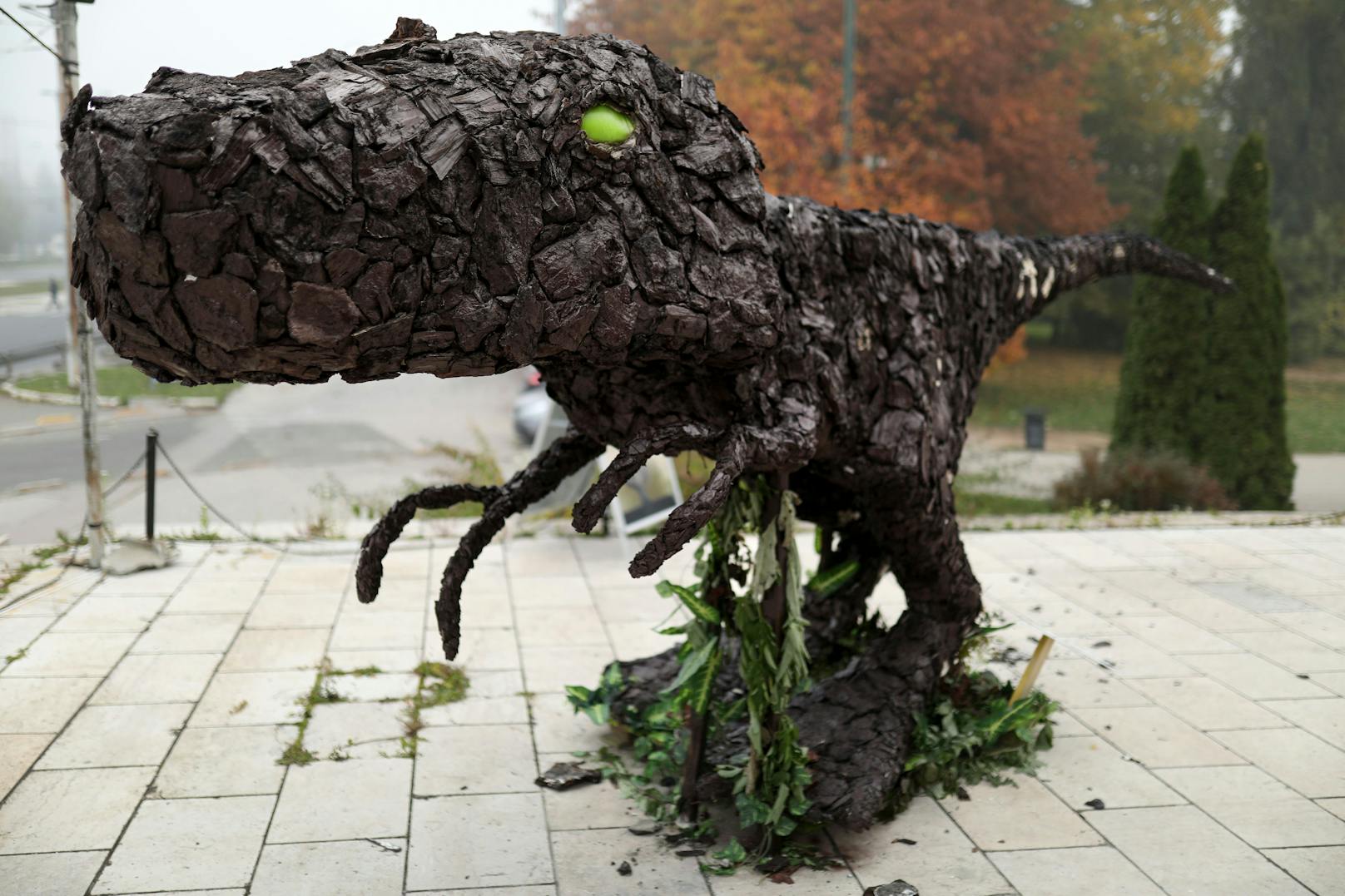 Bosnische Künstler machen mit einem T-Rex-Dinosaurier, der&nbsp;7 Meter misst und 800 Kilogramm wiegt, auf den&nbsp;Zusammenhang der Erderhitzung und der Nutzung fossiler Brennstoffe aufmerksam.
