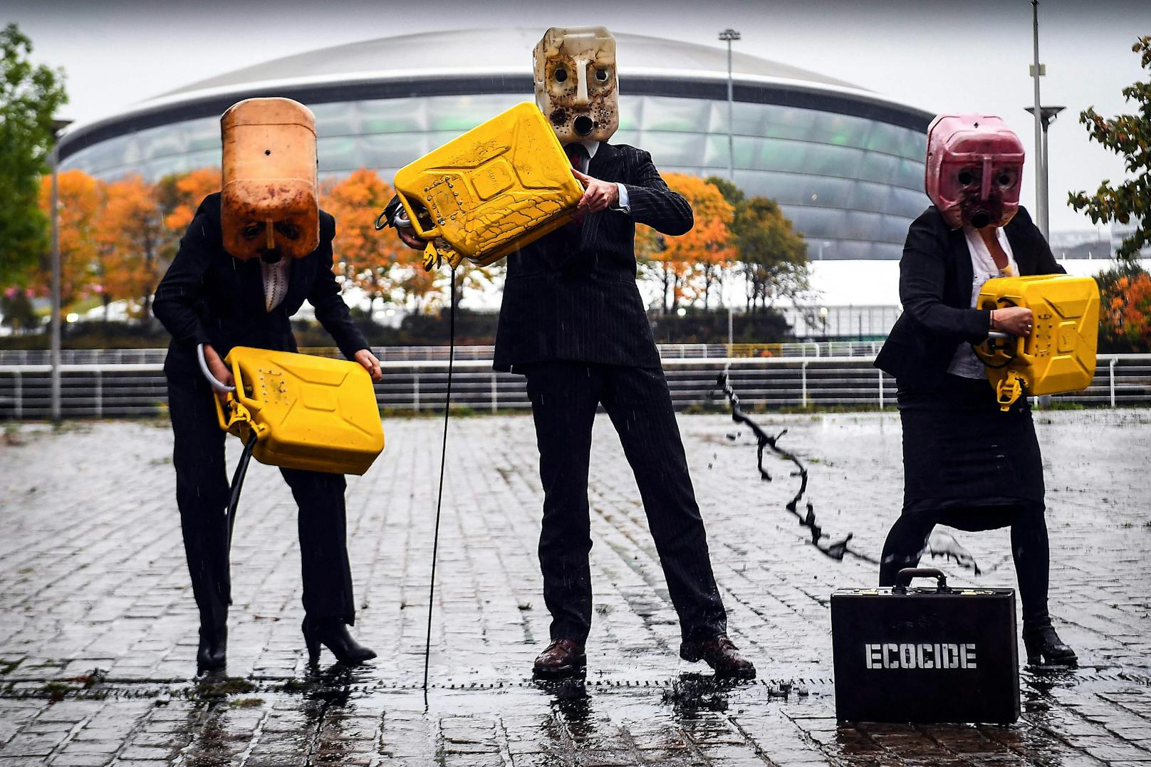 Aktivisten von Ocean Rebellion gießen vor Beginn des Klimagipfels vor dem COP26-Austragungsort in Glasgow gefaktes Öl aus. Sie fordern den Fossilausstieg zur Lösung der globalen Klimakrise.