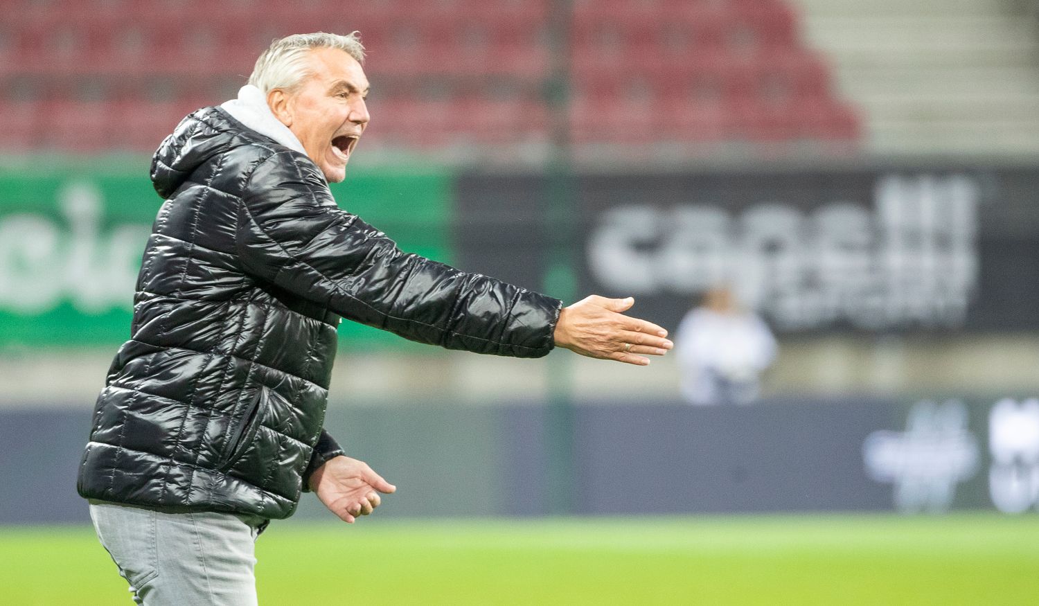 Peter Pacult polterte gegen den Video-Referee. 