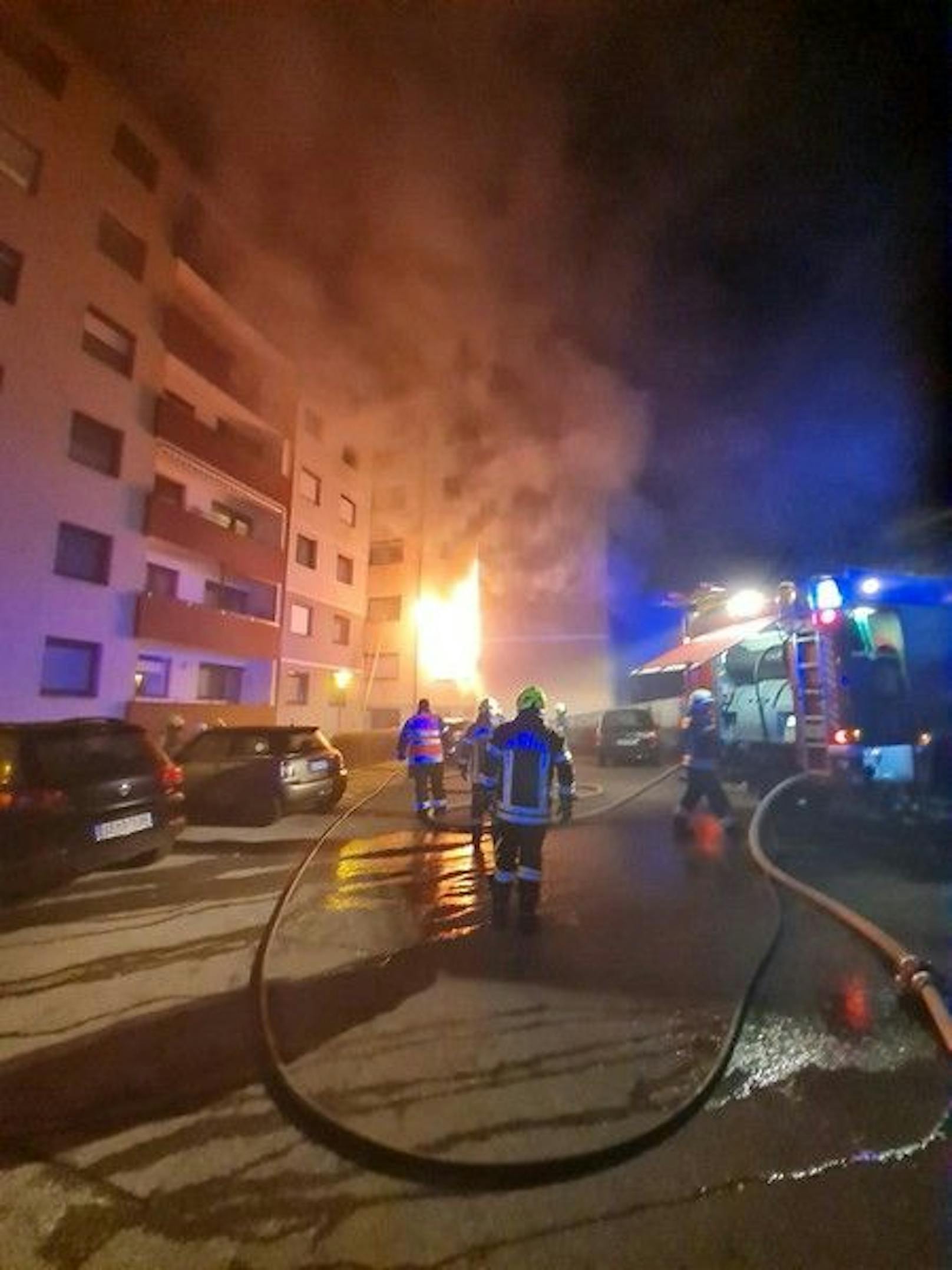 Flammen schlugen aus der Wohnung