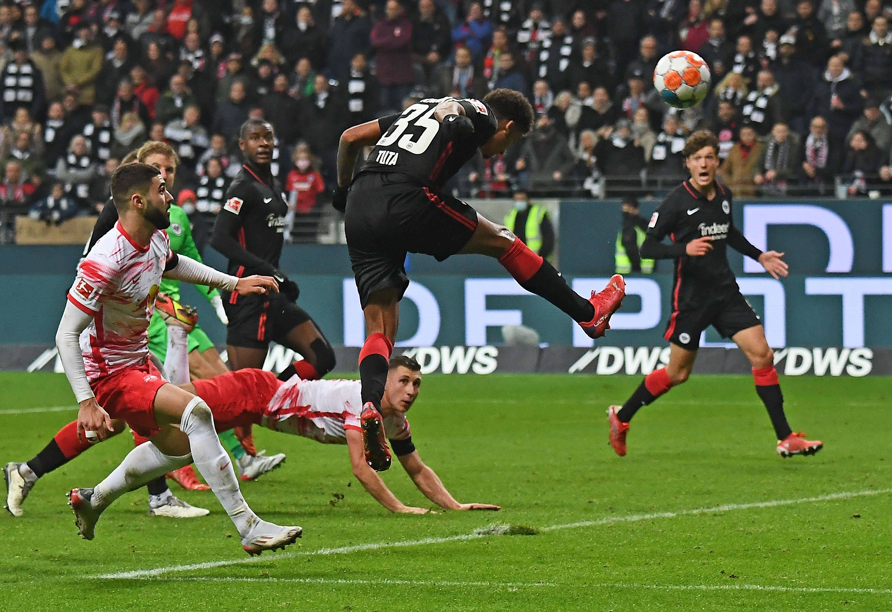 Tuta köpft den Ball zum 1:1 in die Maschen. 