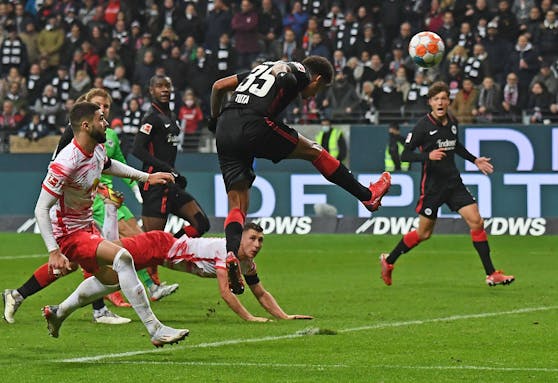 Tuta köpft den Ball zum 1:1 in die Maschen.