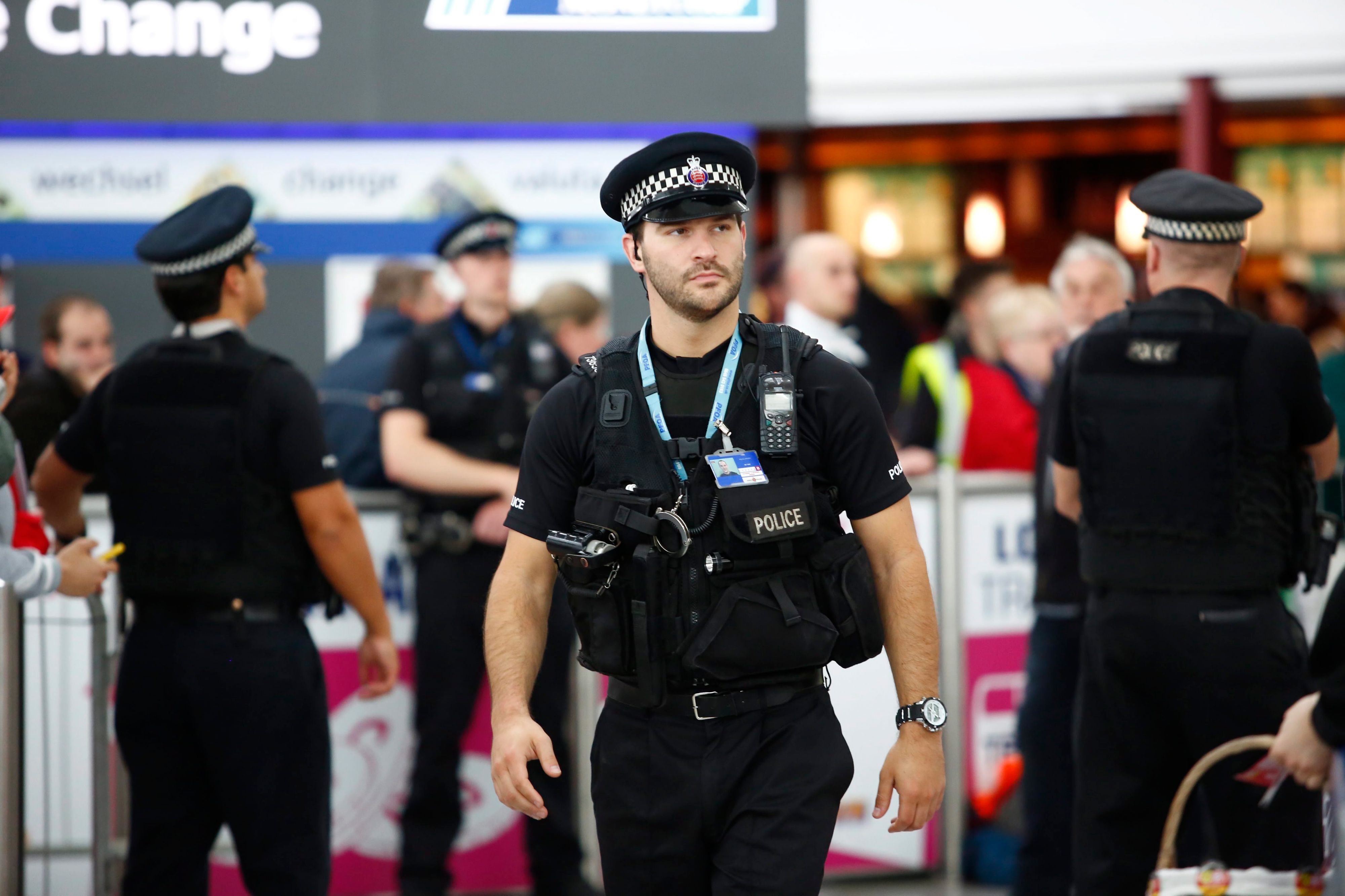 Download von www.picturedesk.com am 30.10.2021 (16:54).  epa03715059 British police make a prominent appearance at Stansted Airport in Essex, near London 24 May 2013. Two RAF Typhoon jets escorted a Pakistan International Airlines plane as it was diverted from Manchester to Stansted Airport. A police spokeswoman is reported as saying 'an incident has occured on the aircraft'. The plane had flown from Lahore. EPA/TAL COHEN - 20130524_PD4491 - Rechteinfo: Rights Managed (RM)