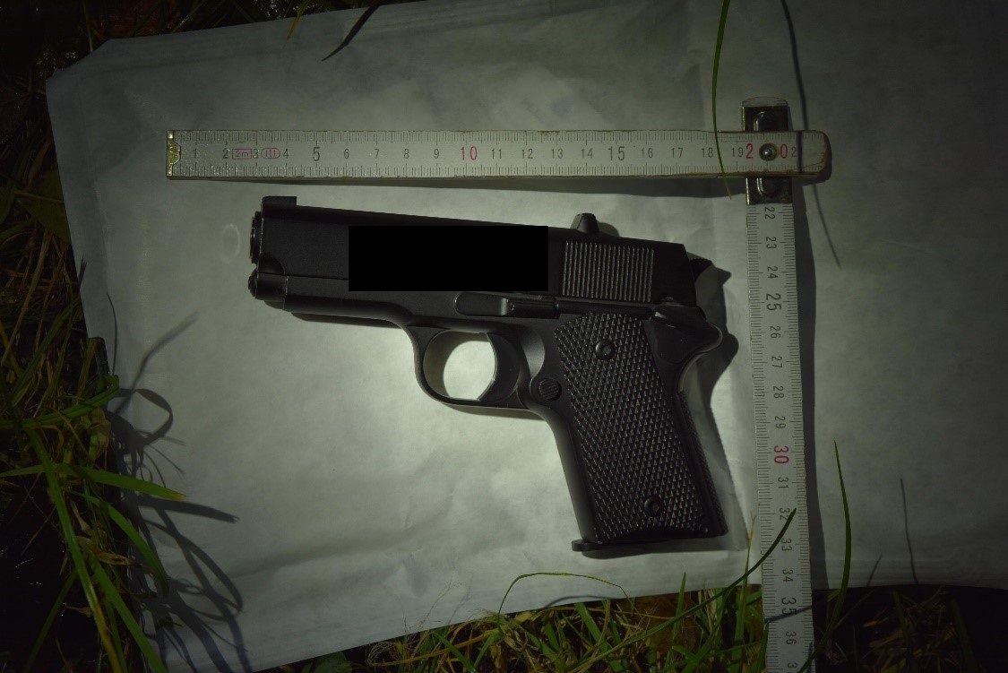 Mittels dieser Airsoft-Pistole raubte das Duo älteren Jugendlichen mehrere hundert Euro.