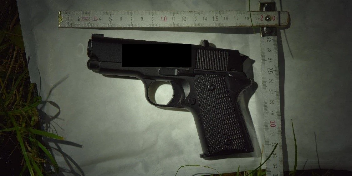 Mittels dieser Airsoft-Pistole raubte das Duo älteren Jugendlichen mehrere hundert Euro.