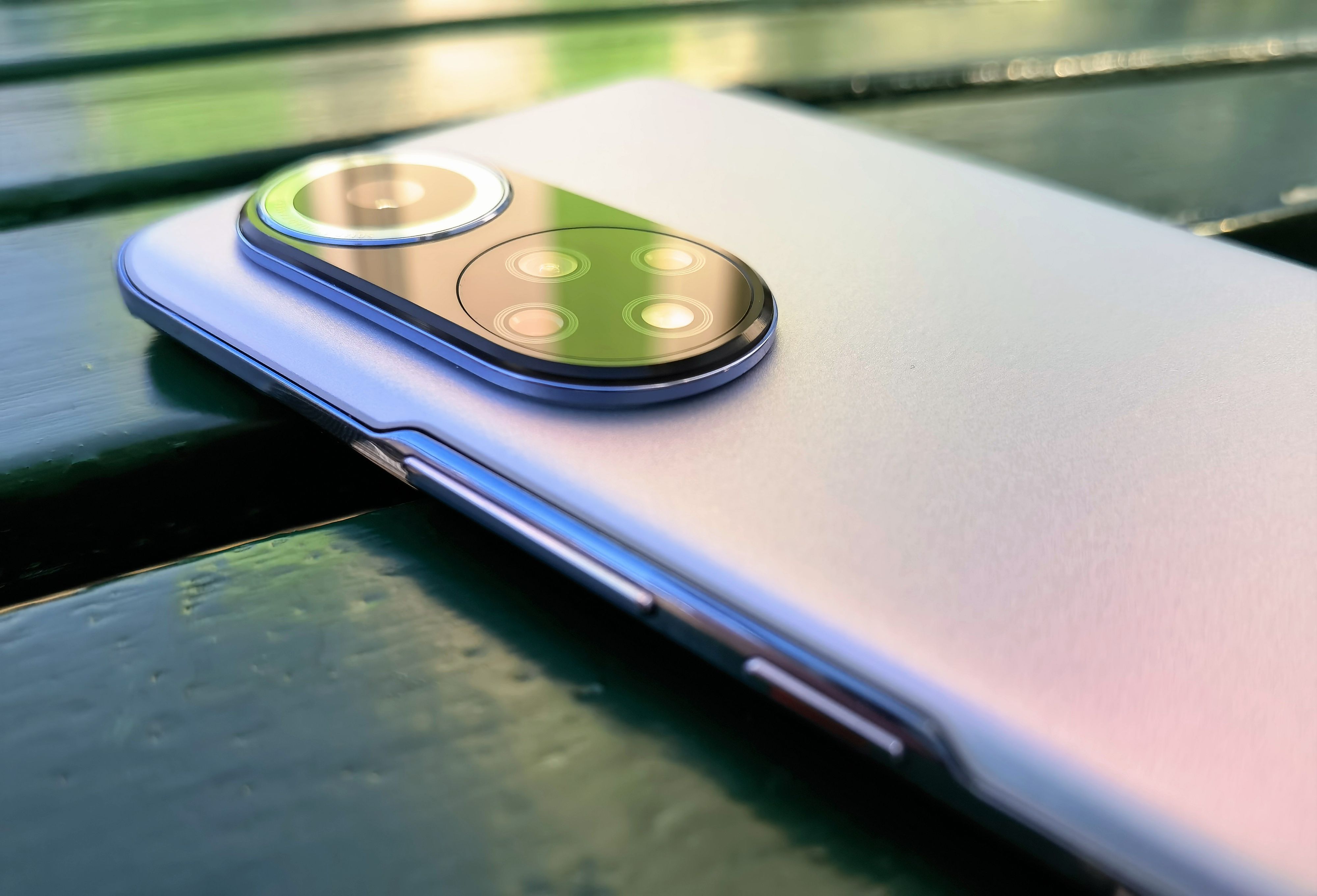 Sieht schick aus: Hingucker sind der Kameraring und die Glasrückseite.