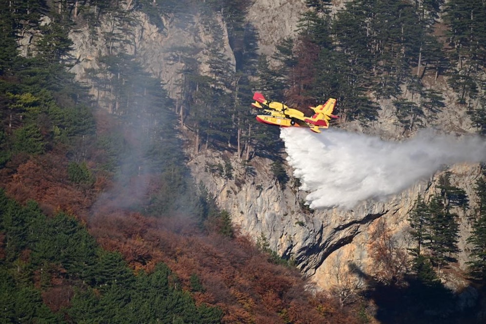 Riesiger Waldbrand fordert die Einsatzkräfte