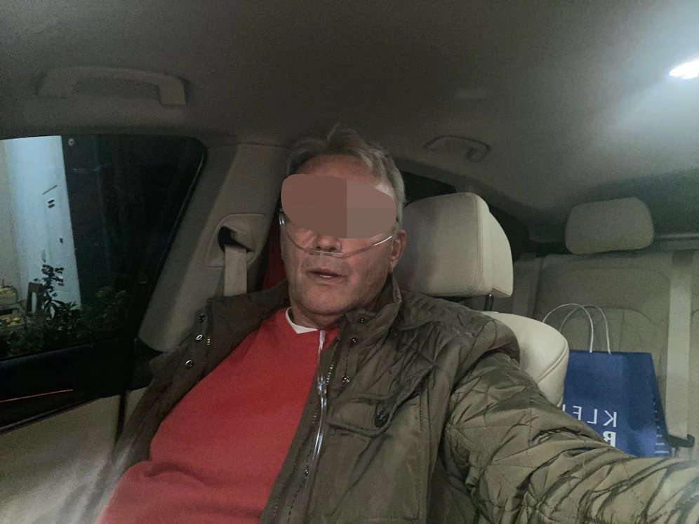 Der lungenkranke Johann schläft mit Gips und Hund im Auto.
