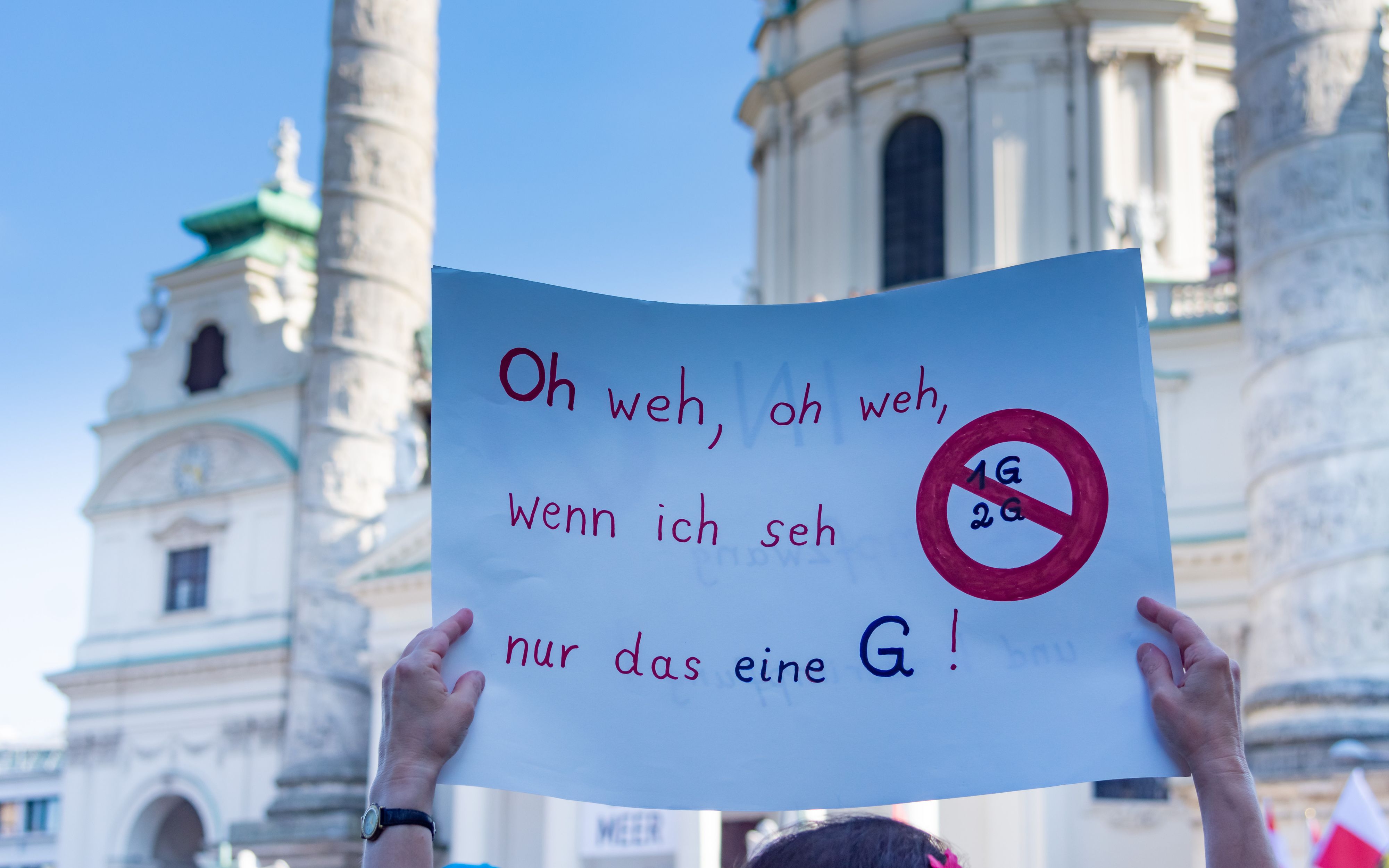 Trotz einem Jahres-Höchststand gehen immer noch Tausende gegen strengere Maßnahmen auf die Straße.