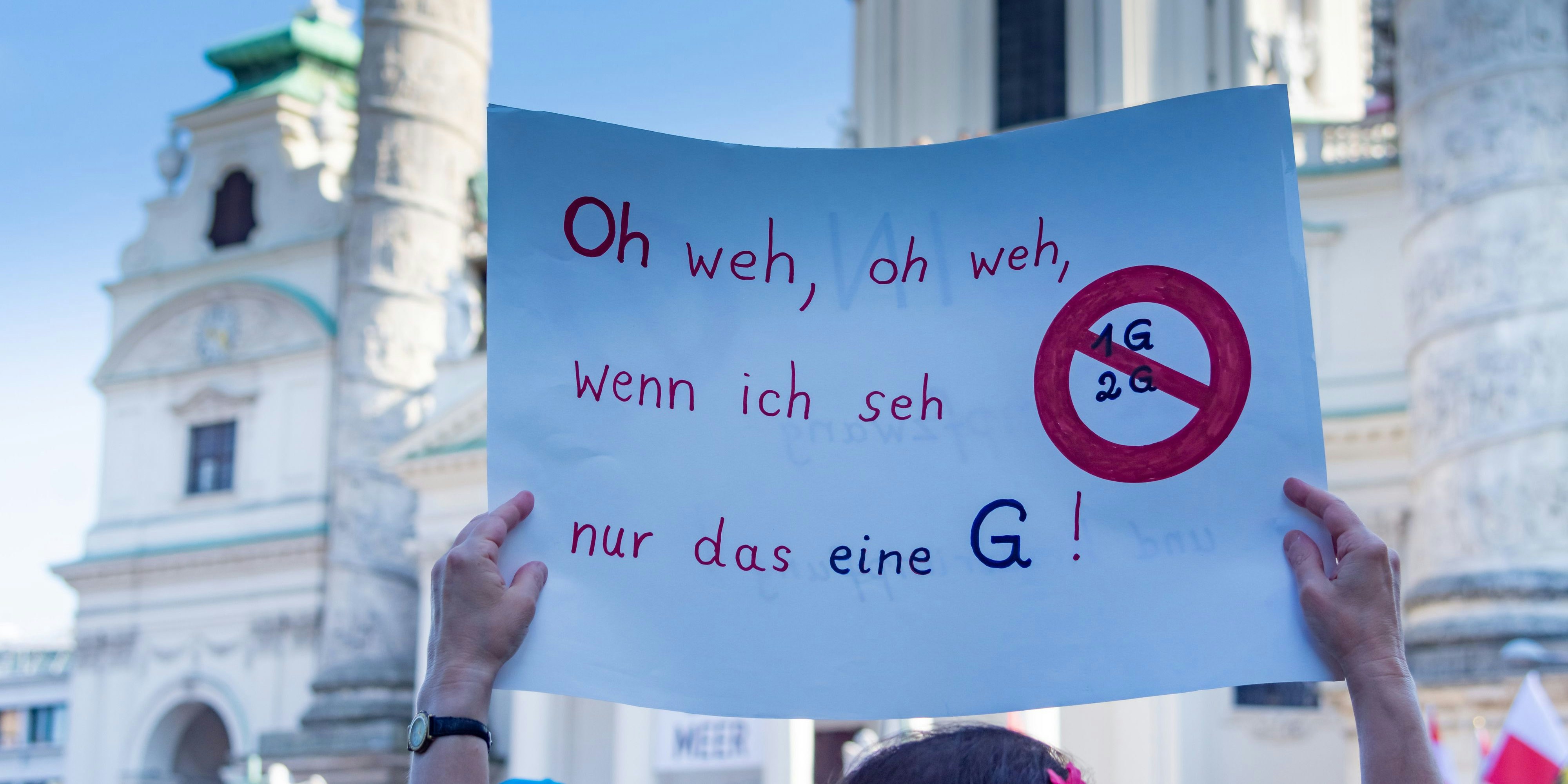 Download von www.picturedesk.com am 31.10.2021 (13:11).  VIENNA, AUSTRIA - SEPTEMBER 11: Participant of Demonstration -No to Vaccination with Coercion or Pressure - Full Responsibility of Schools and Doctors in the Ressel Parc on September 11, 2021 in Vienna, Austria .WIEN, OESTERREICH - 11. SEPTEMBER: Teilnehmerin der Demonstration -Nein zur Impfung mit Zwang oder Druck - Volle Haftung von Schulen und Aerzten im Ressel Park am 11. September 2021 in Wien, Oesterreich.210911_SEPA_17_096 - 20210911_PD19328 - Rechteinfo: Rights Managed (RM)