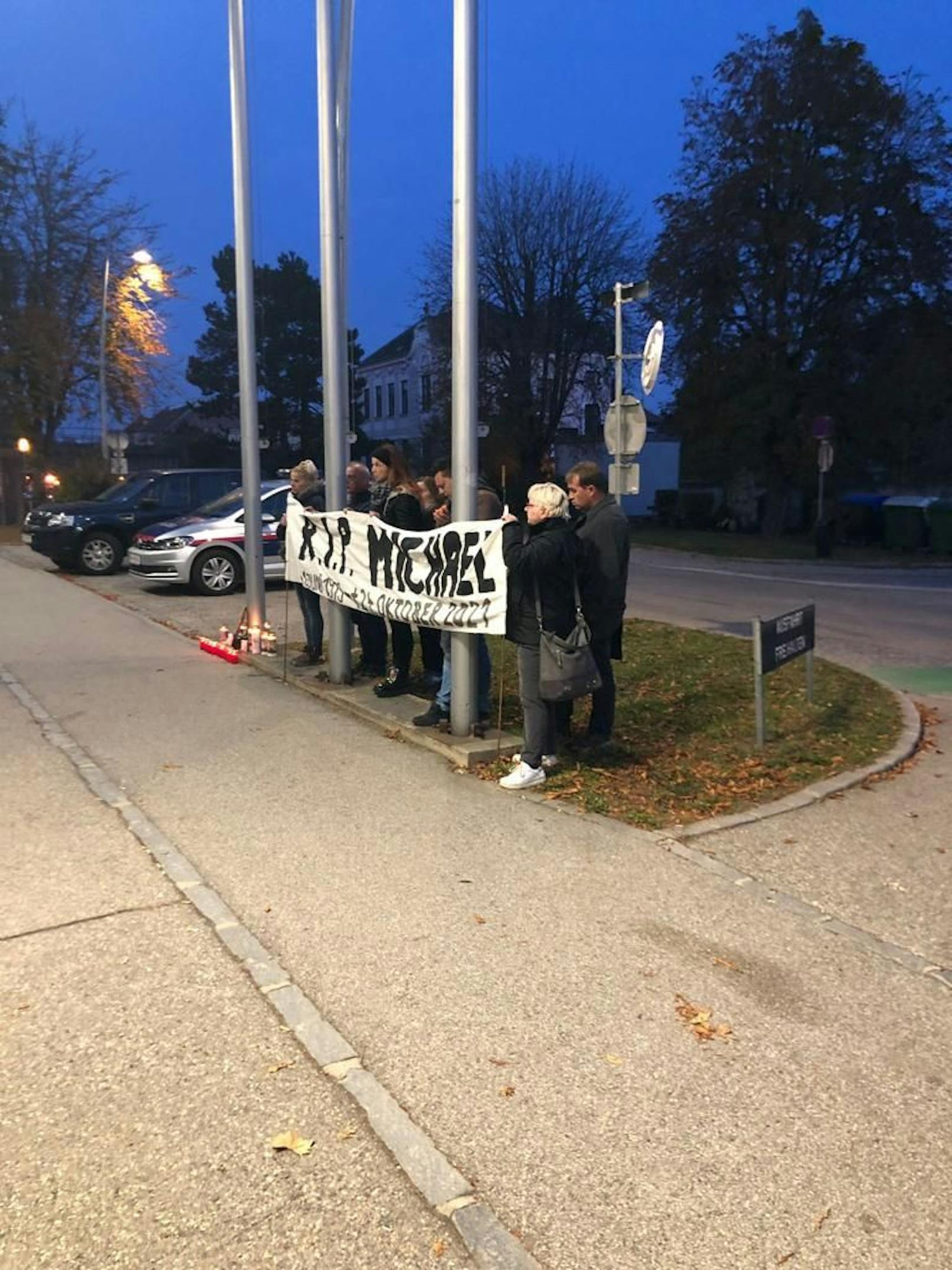 Mahnwache Häftling vor JA Stein am Sonntagabend