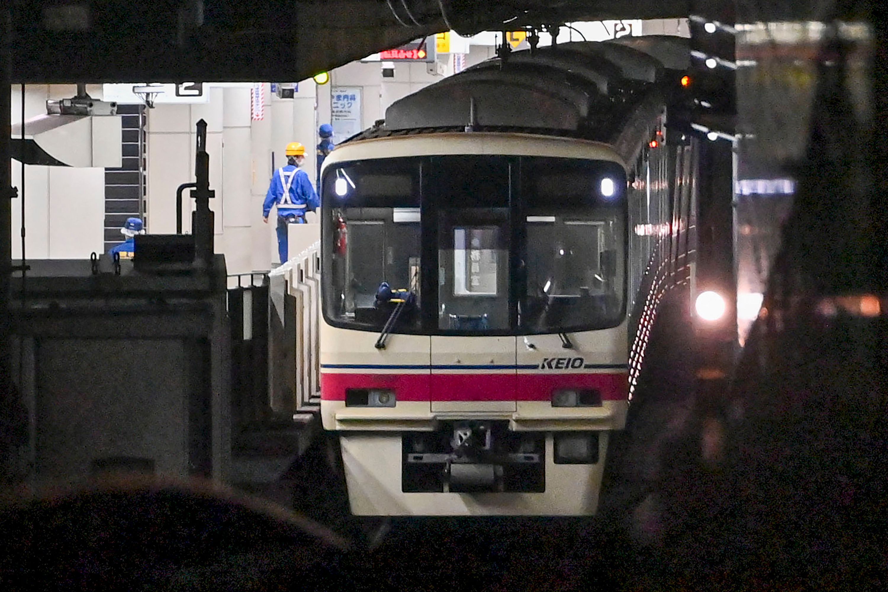 Download von www.picturedesk.com am 31.10.2021 (19:25).  A railroad vehicle in which the knife attack incident happened is pictured at Kokuryo station on the Keio line in the city of Chofu in western Tokyo on October 31, 2021, after a man injured at least 10 people in a knife and fire attack on a train. (Photo by Kazuhiro NOGI / AFP) - 20211031_PD5361 - Rechteinfo: Rights Managed (RM) Nur für redaktionelle Nutzung! Werbliche Nutzung erfordert Freigabe: bitte schicken Sie uns eine Anfrage.