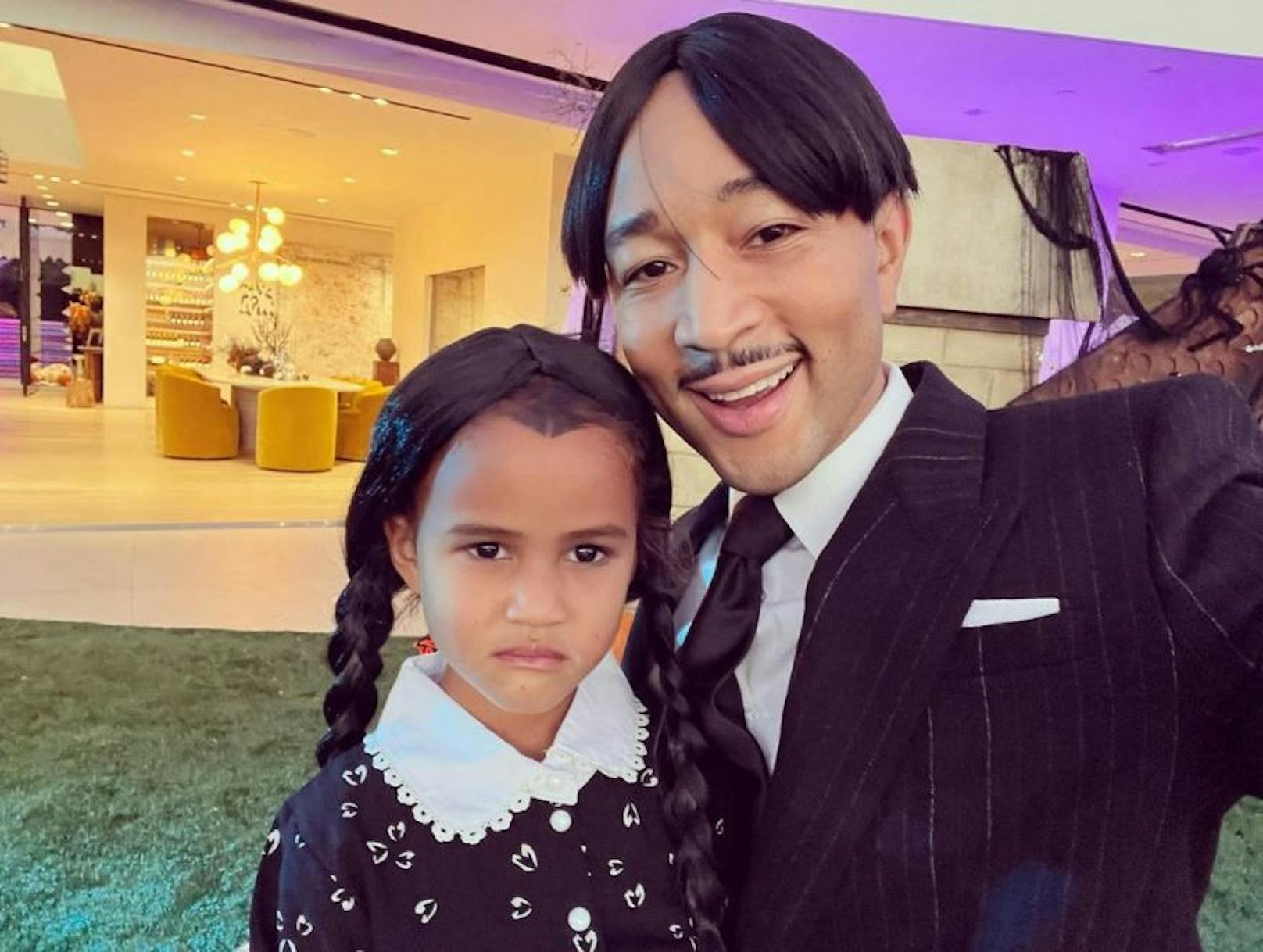 John Legend und seine Tochter als Mitglieder der Addams-Family