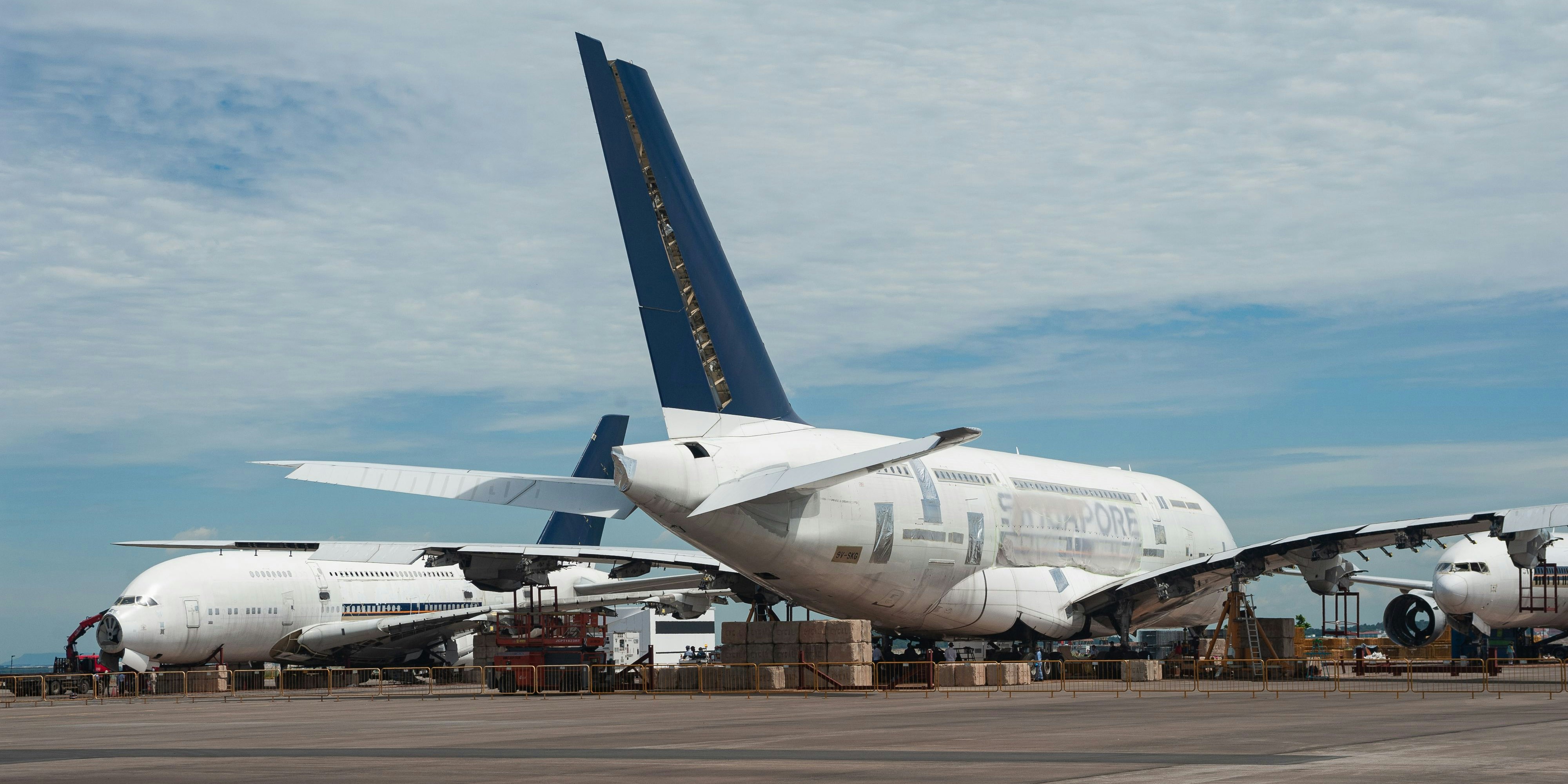 Download von www.picturedesk.com am 31.10.2021 (17:40).  11.10.2021, Singapur, Republik Singapur, Asien - Zwei ausser Dienst gestellte Airbus A380 und eine Boeing 777-200 der Singapore Airlines (SIA) sind auf dem Changi Exhibition Centre geparkt und warten auf ihre Demontage. Die Passagierflugzeuge werden in einem circa zwei monatigen Prozess zerlegt und ihre brauchbaren Teile als Ersatzteile fuer die restliche Flotte verwendet. Die Demontage der Flugzeuge wird von der technischen Abteilung der Fluggesellschaft durchgefuehrt, der SIA Engineering, und markiert das erste Mal, dass SIA Flugzeuge vor Ort zerlegt. 0SL211011D005CARO.JPG [MODEL RELEASE: NOT APPLICABLE, PROPERTY RELEASE: NO (c) caro images / Olaf Schuelke - 20211011_PD11913 - Rechteinfo: Rights Managed (RM)